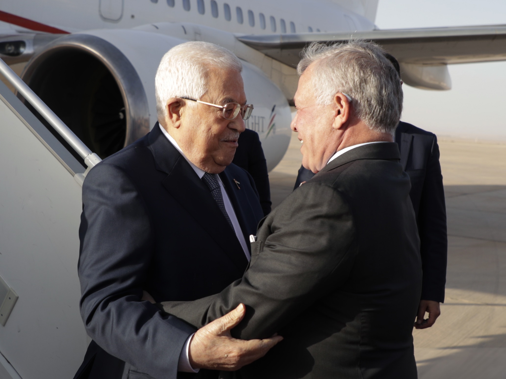 الملك يستقبل الرئيس الفلسطيني لدى وصوله العقبة