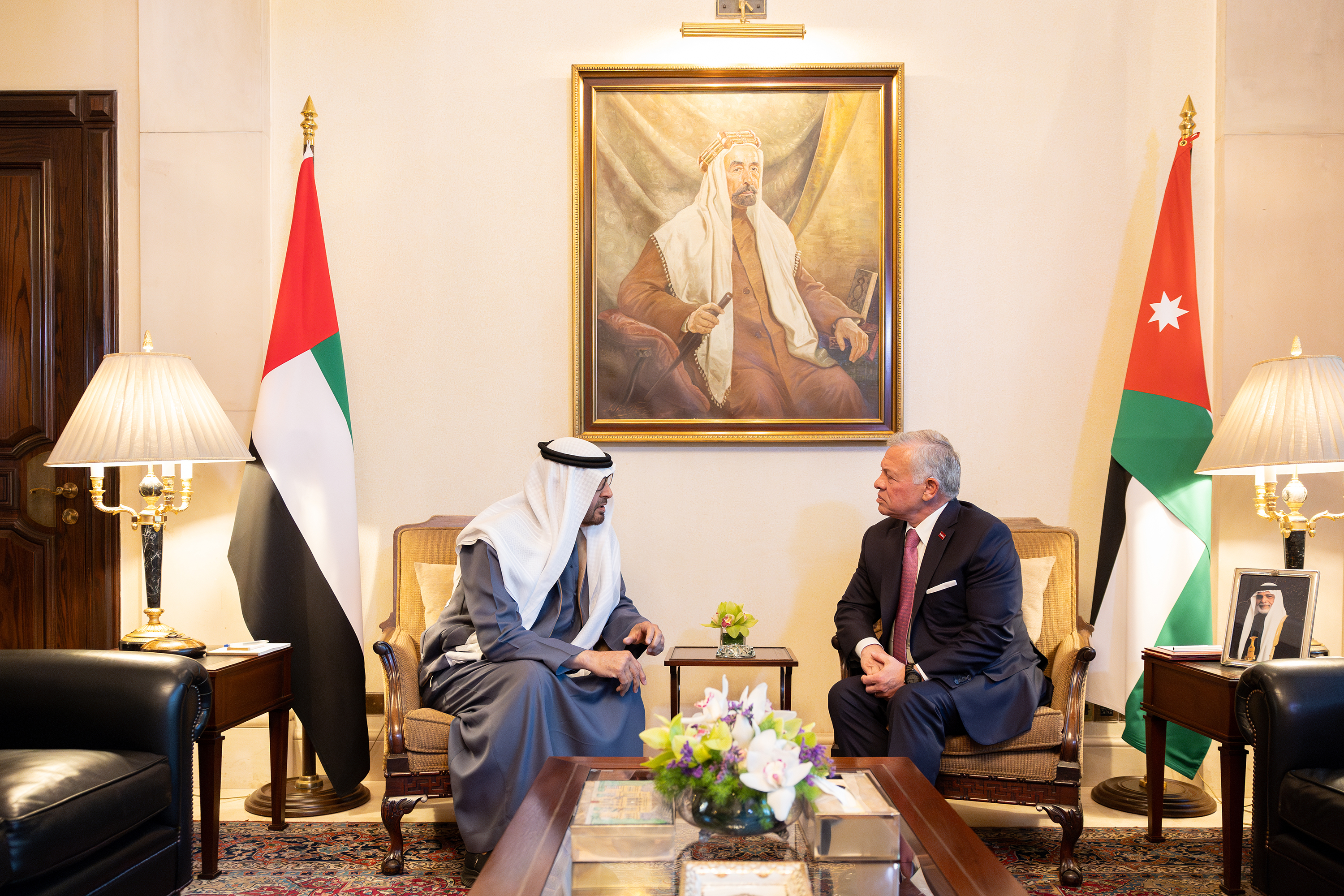 الملك ورئيس دولة الإمارات يعقدان لقاء بقصر بسمان
