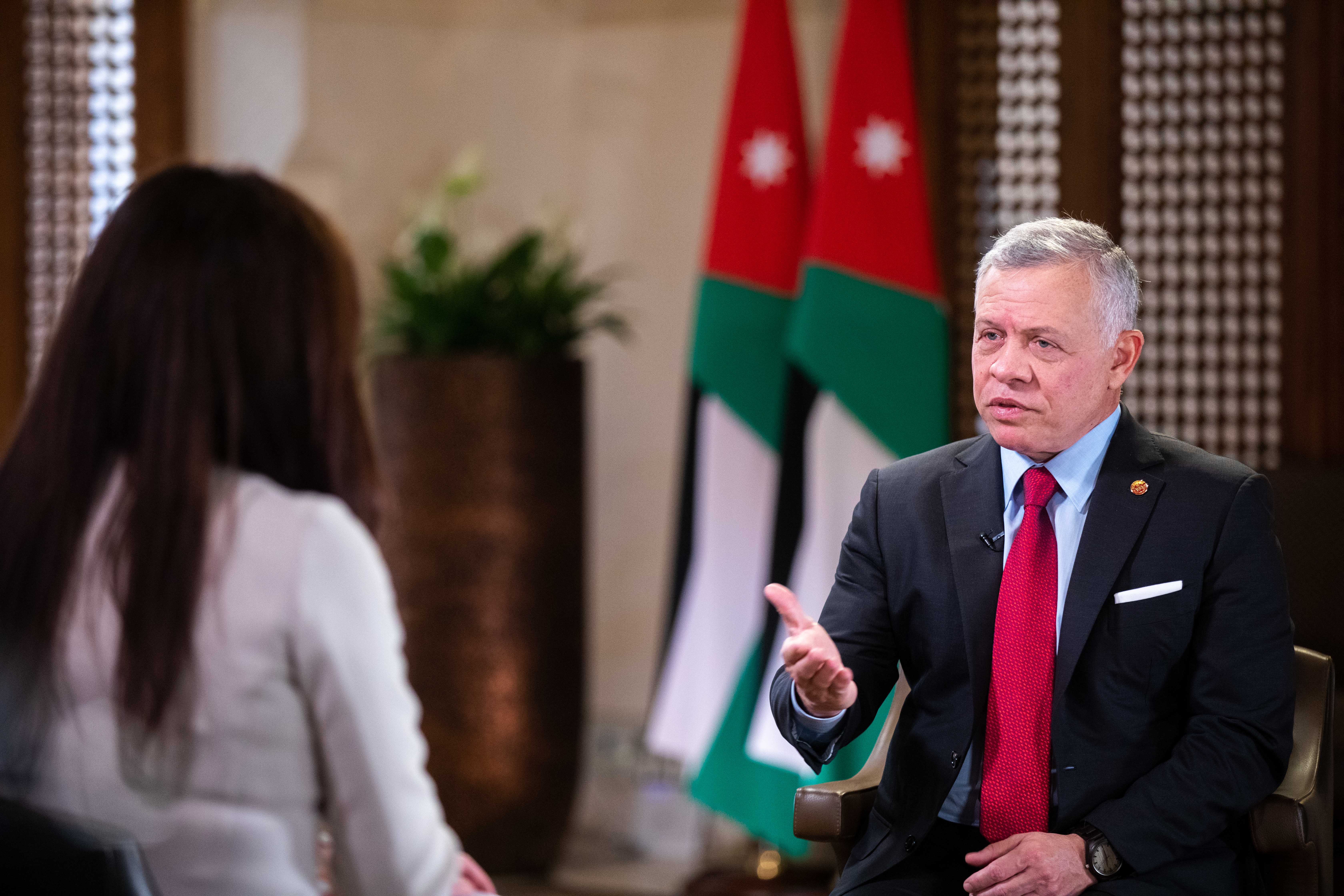 الملك يجري مقابلة مع قناة سي إن بي سي الأمريكية