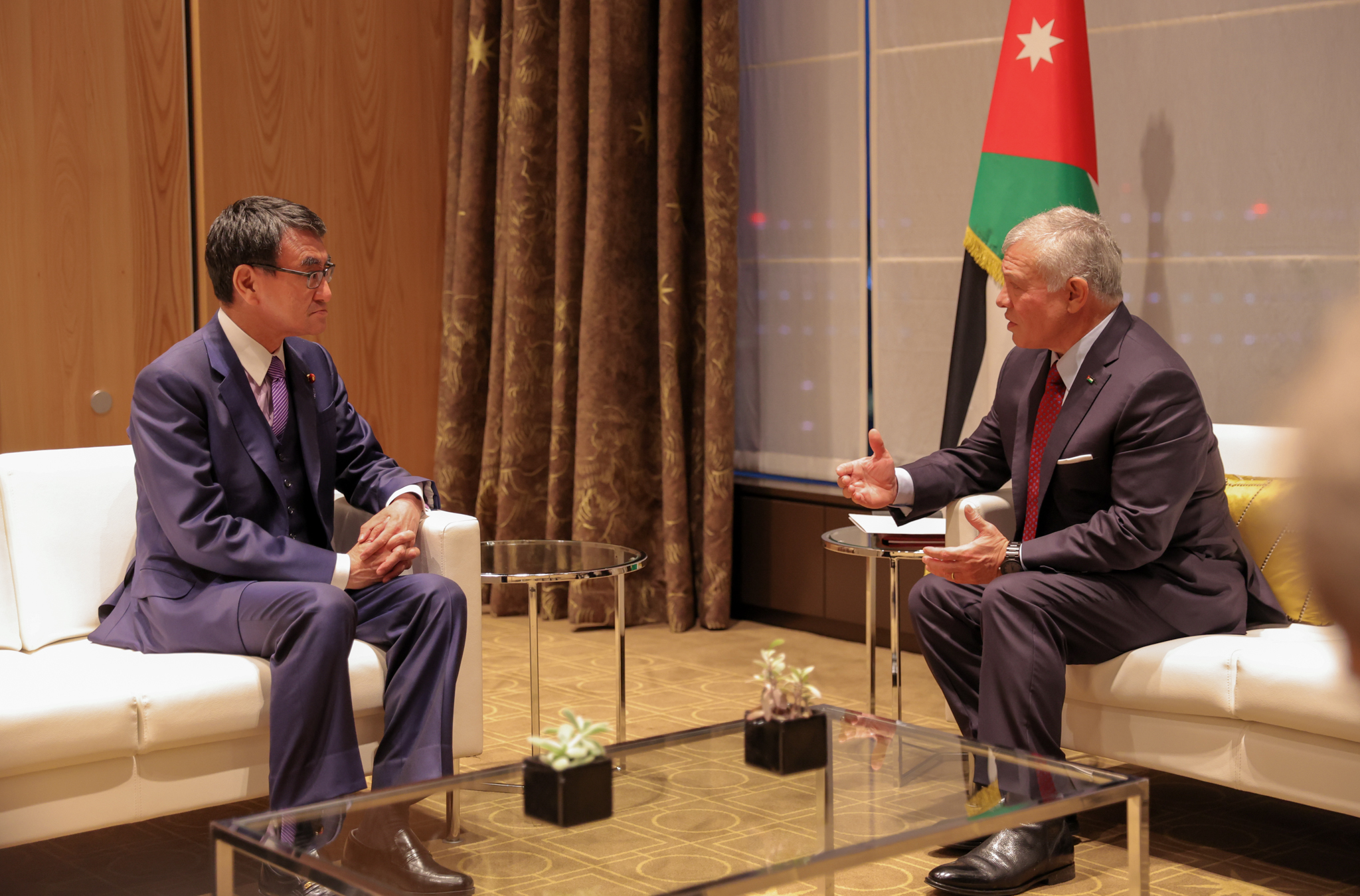 King discusses economic cooperation with Japan officials