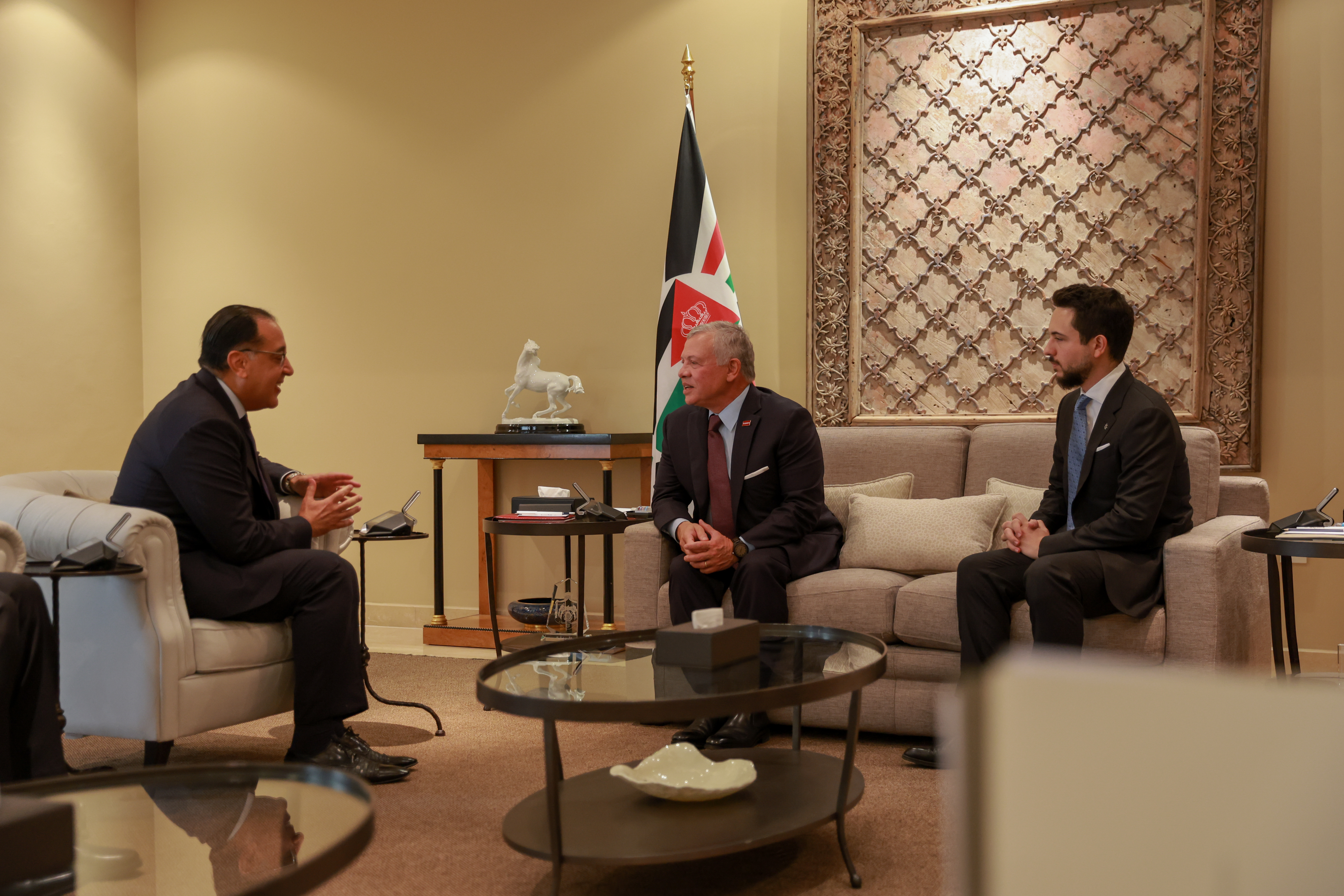King receives Egypt PM