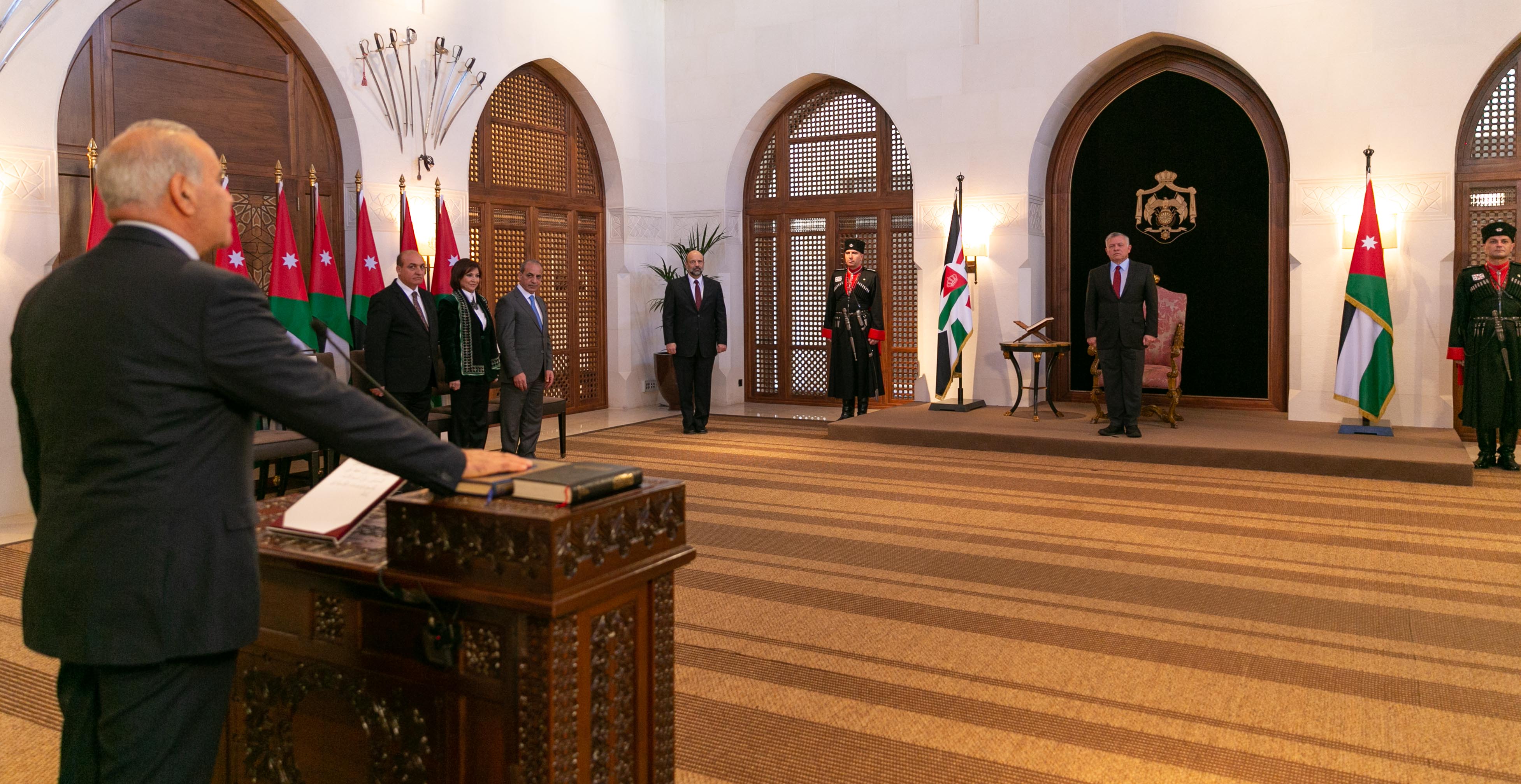 إرادة ملكية بالموافقة على إجراء تعديل على حكومة الدكتور الرزاز 