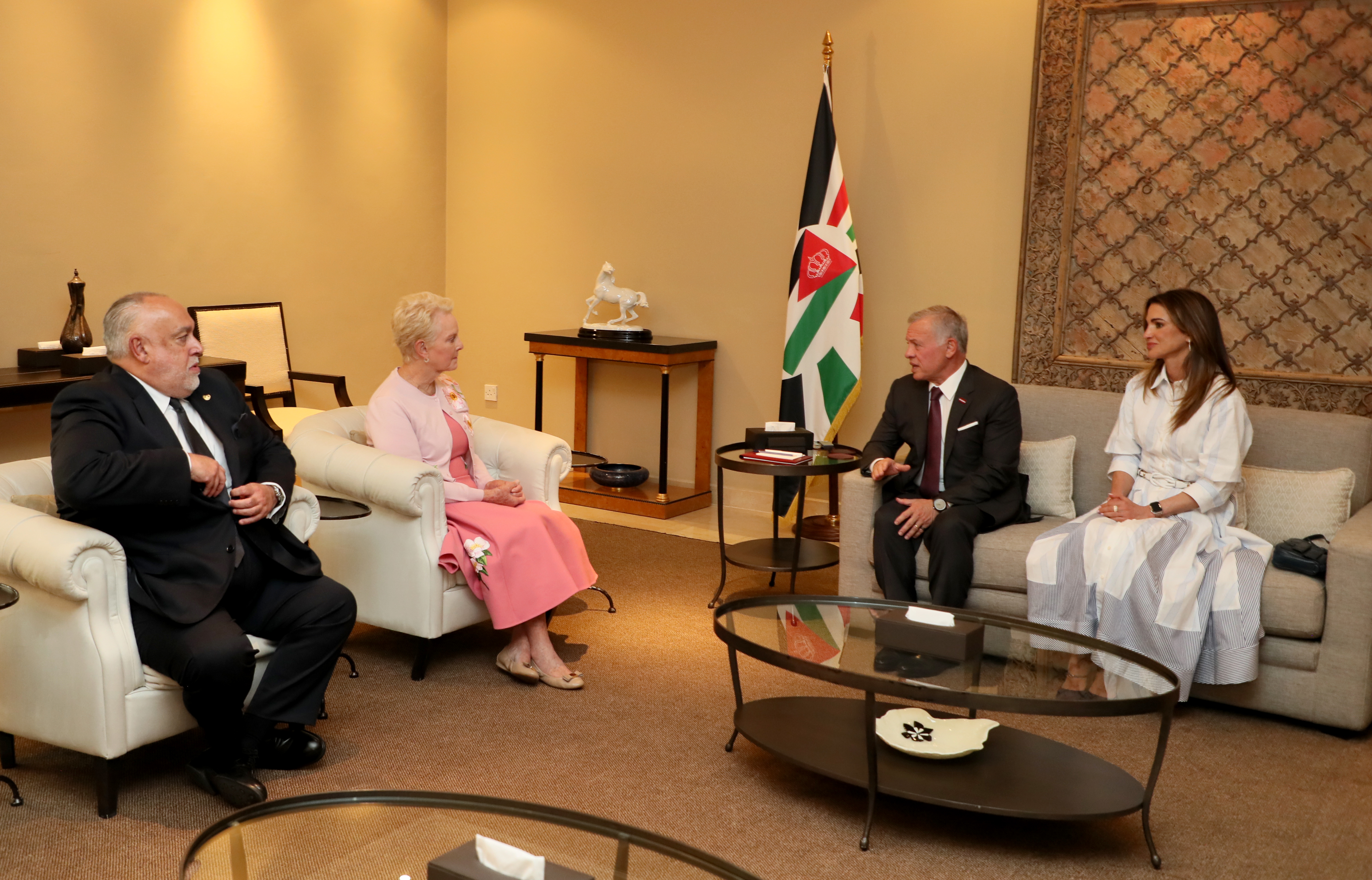 King receives WFP chief, stresses need to maintain flow of humanitarian aid to Gaza