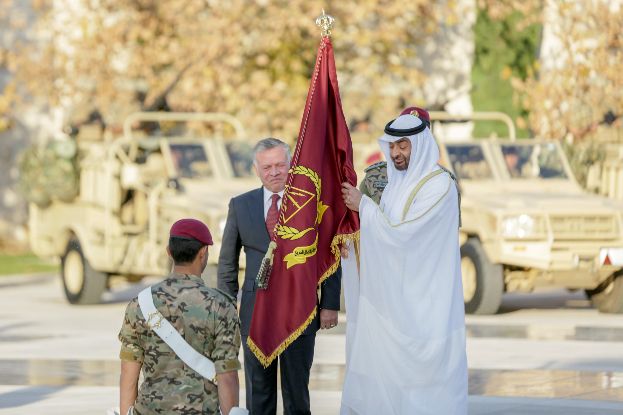 الملك وولي عهد أبوظبي يحضران مراسم إطلاق اسم سمو الشيخ محمد بن زايد آل نهيان على لواء التدخل السريع