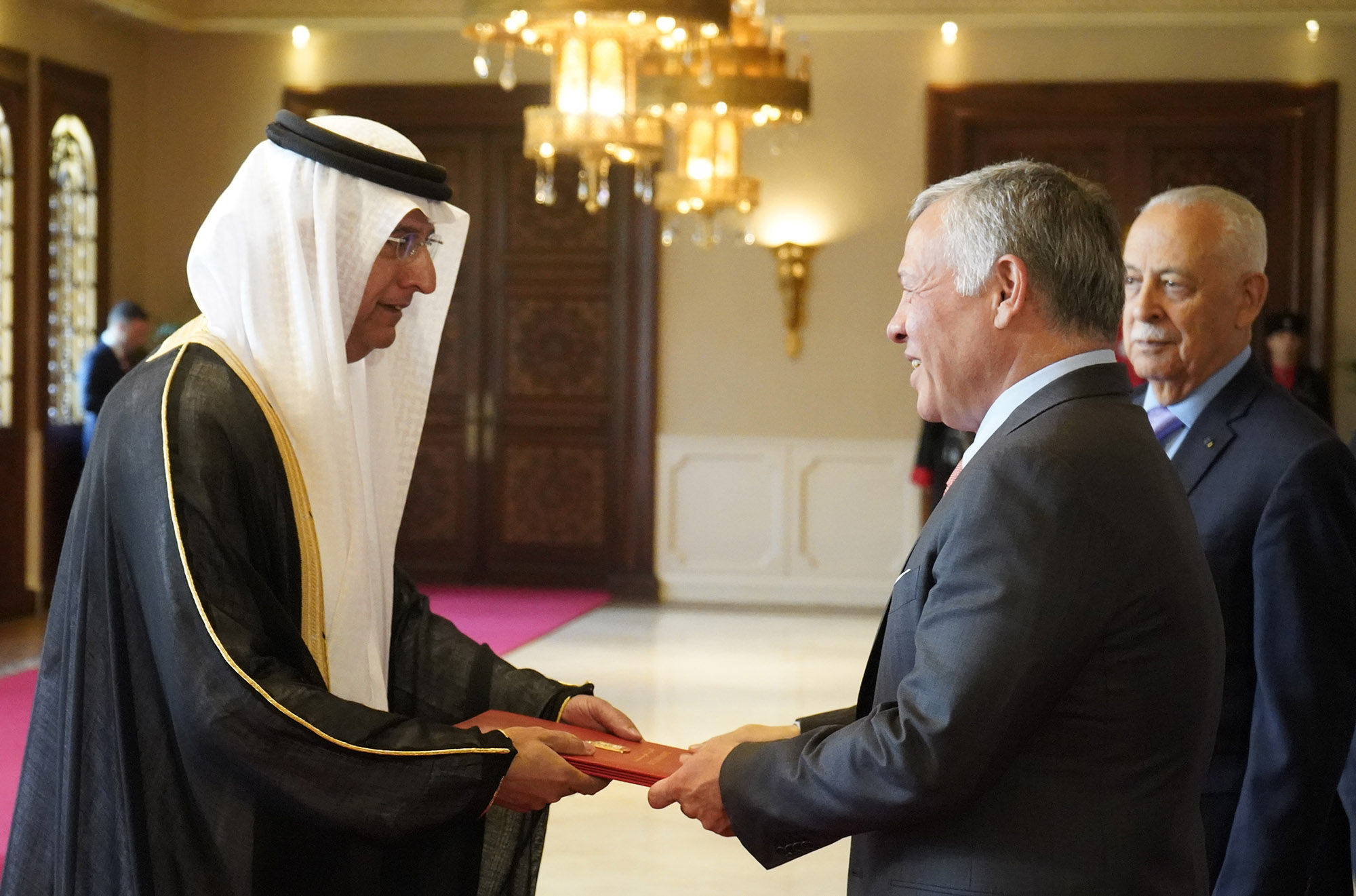 King accepts credentials of new ambassadors to Jordan