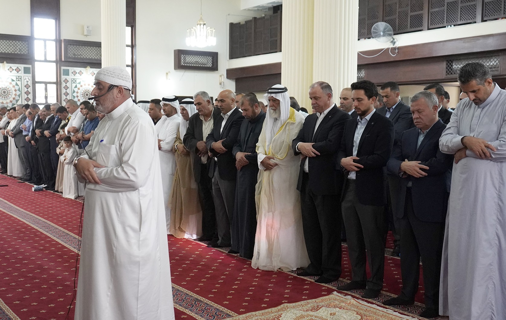 الملك وولي العهد يشاركان جموع المصلين أداء صلاة عيد الفطر بمسجد الشريف الحسين بن علي في العقبة