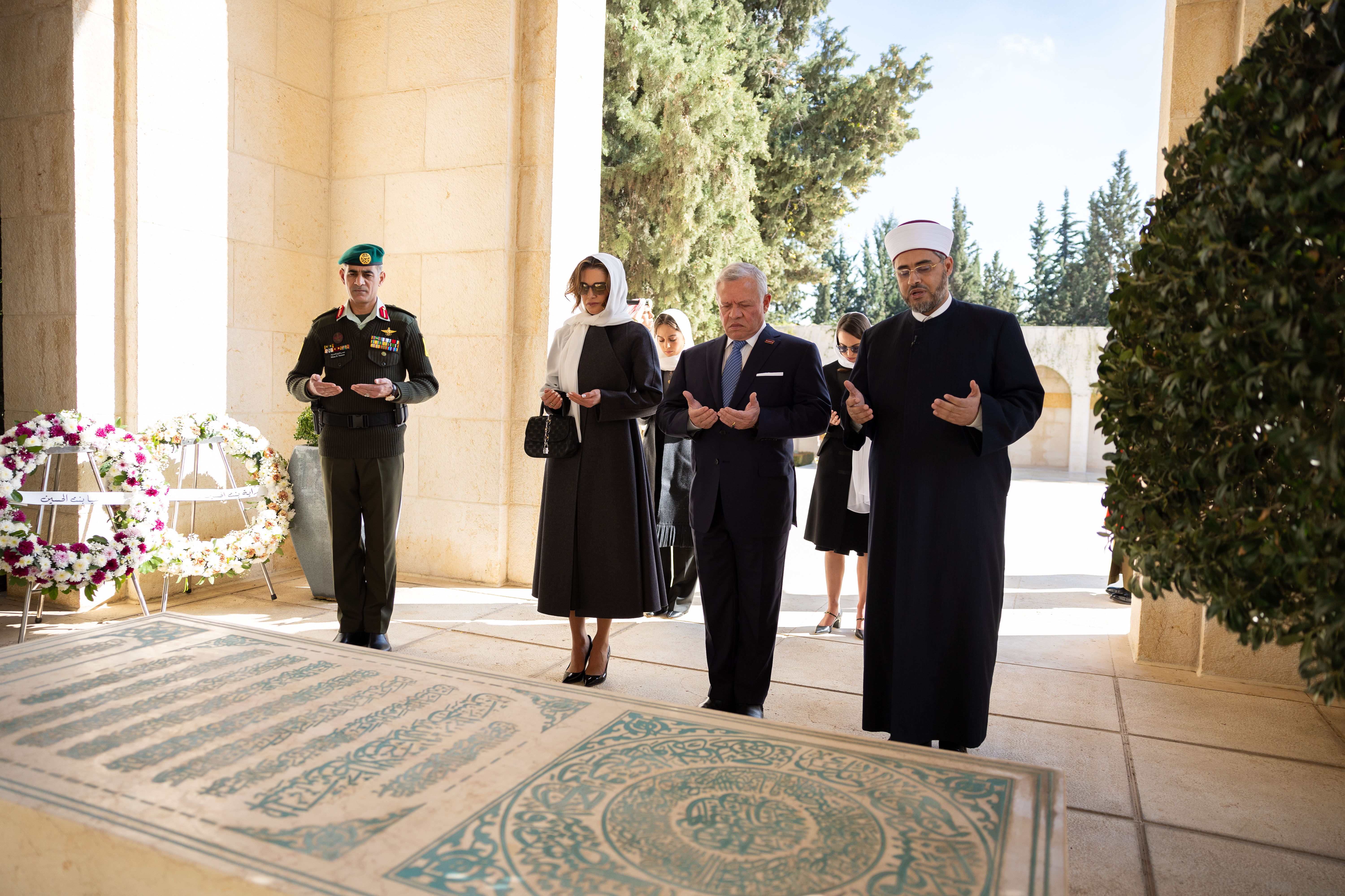 King, Queen, Crown Prince visit King Hussein&rsquo;s tomb