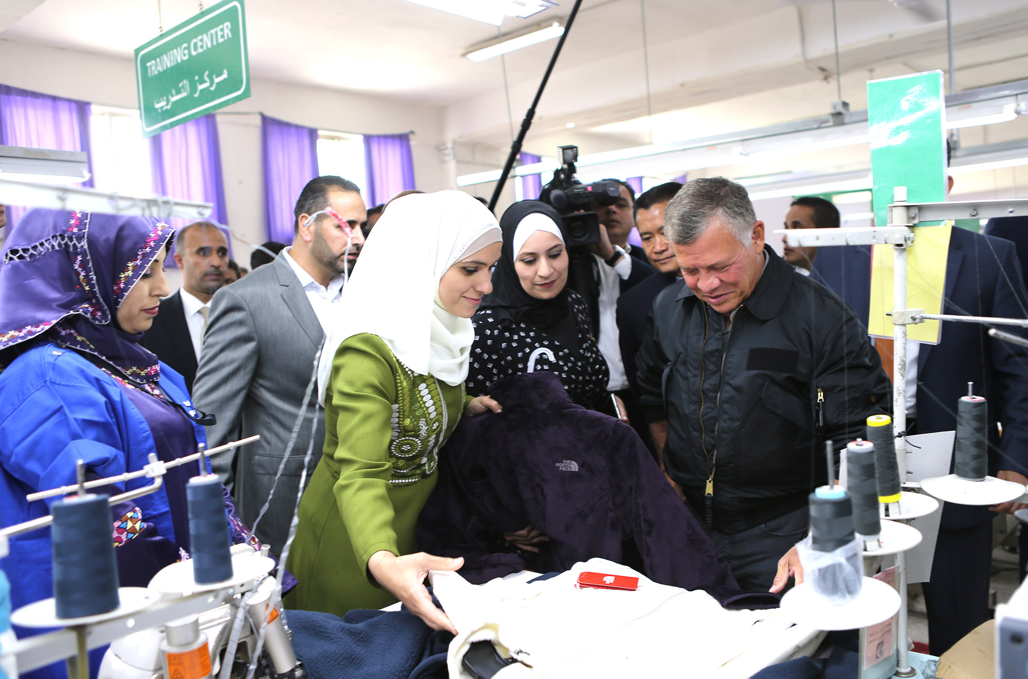 الملك يزور مصنع شركة جرش لصناعة الملابس والأزياء بمناسبة عيد العمال