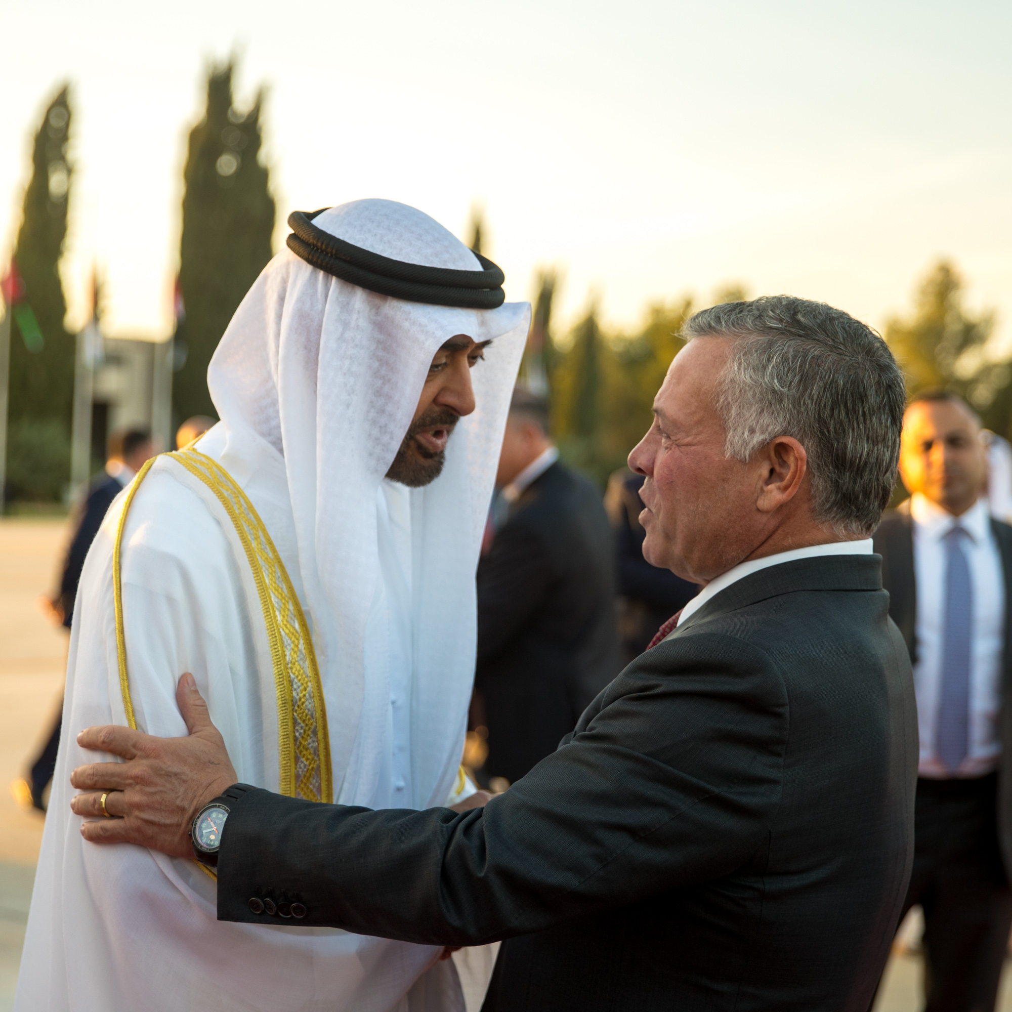 الملك في وداع ولي عهد أبوظبي لدى مغادرته عمان