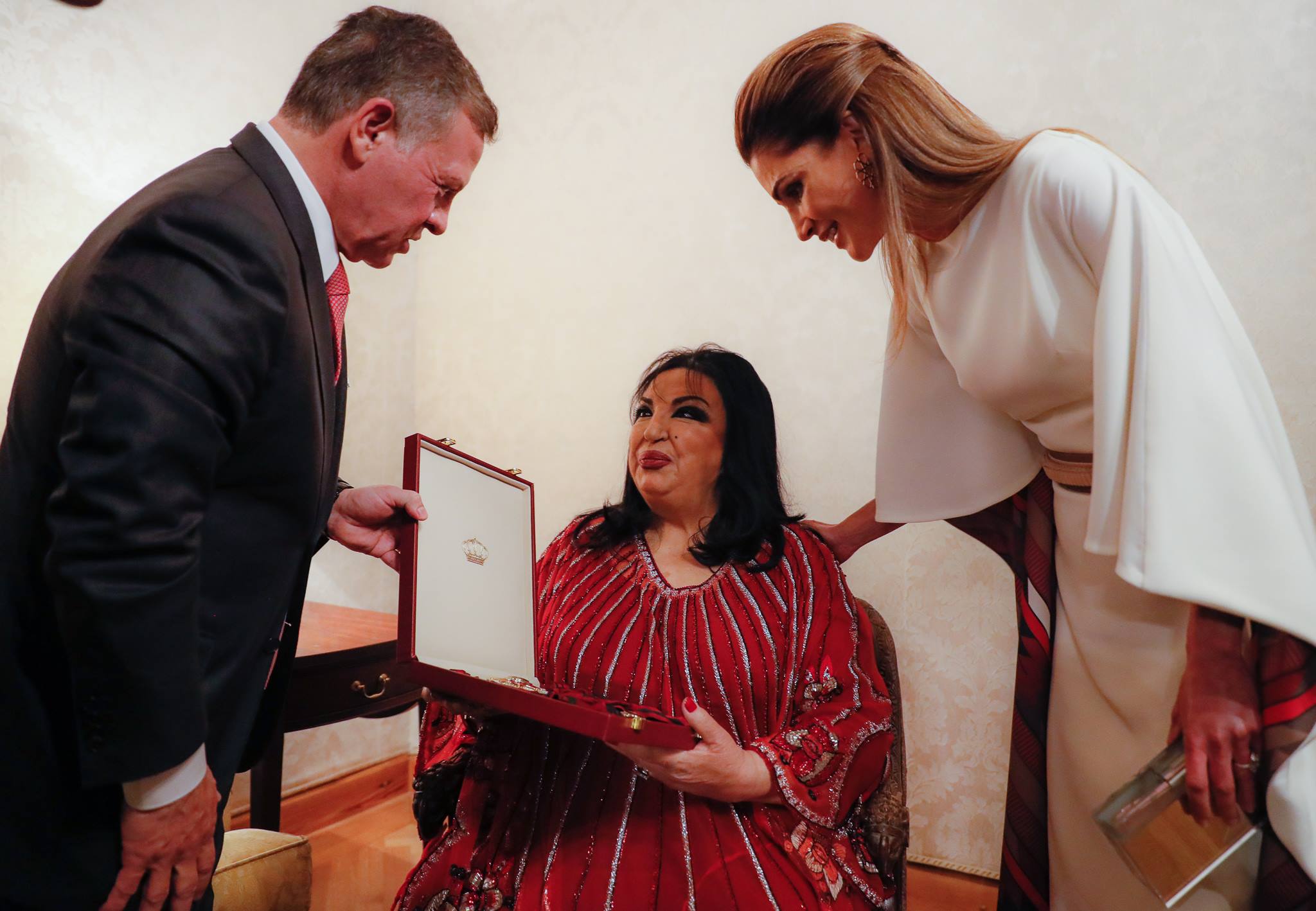 King bestows medal on artist Samira Tewfik