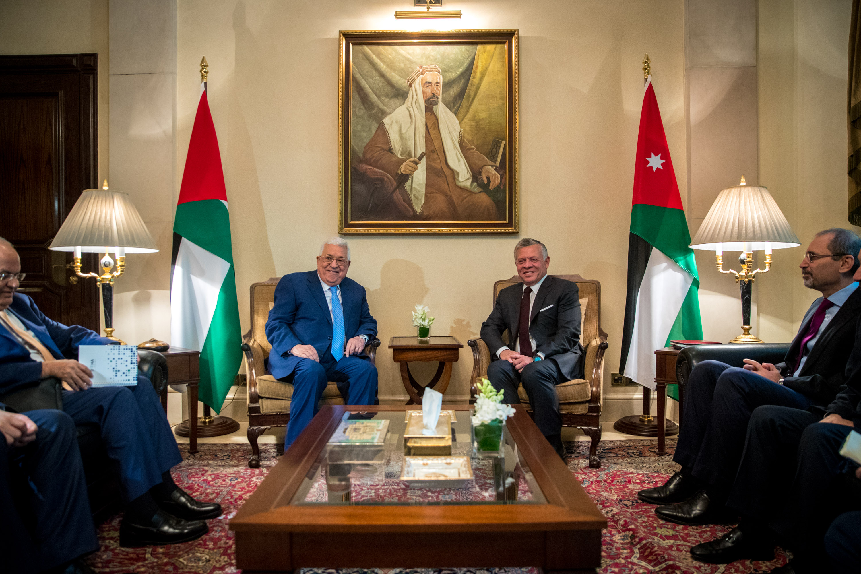 الملك يلتقي الرئيس الفلسطيني ويؤكد رفض الأردن للممارسات الإسرائيلية الأحادية