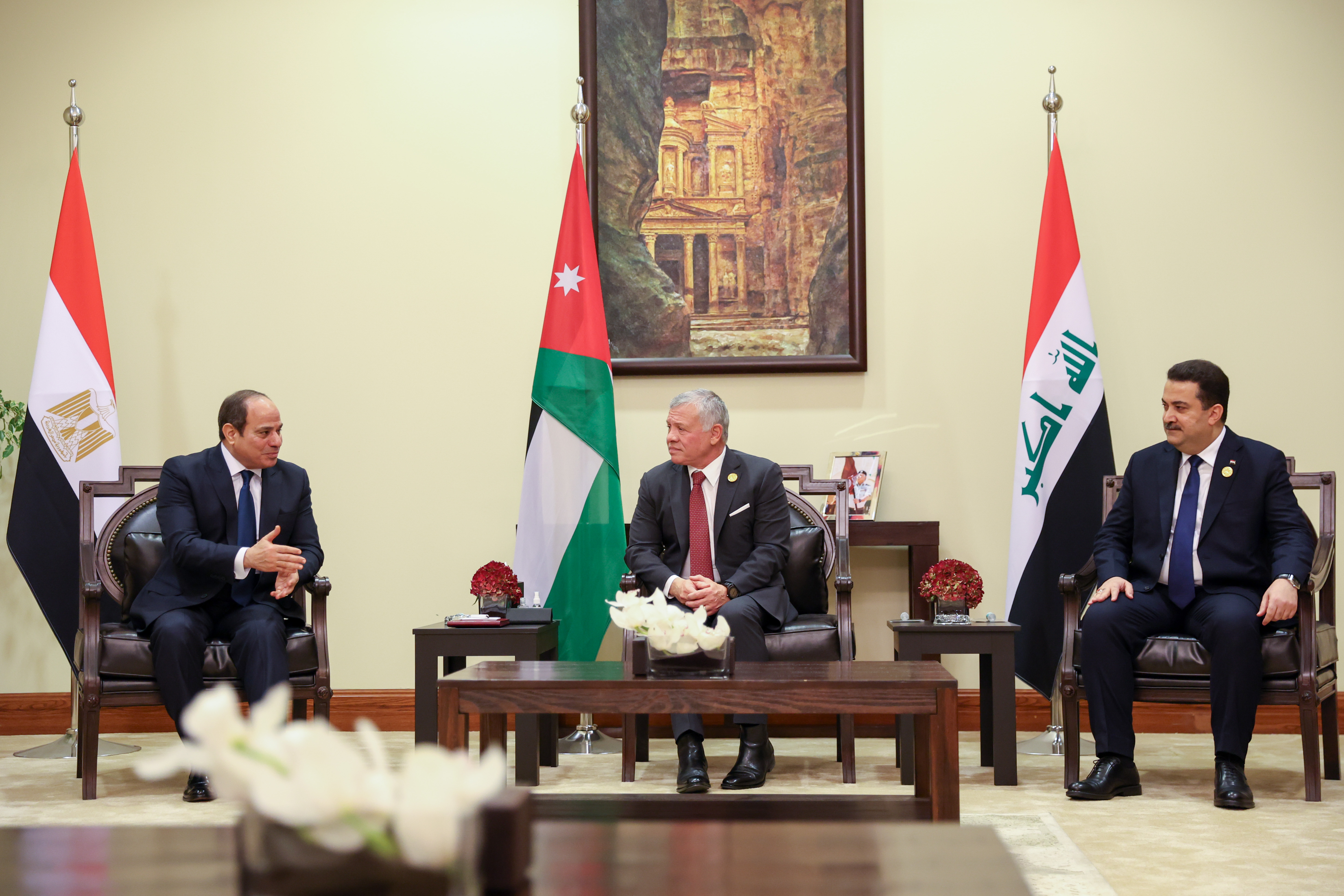 King holds trilateral meeting with Egypt president, Iraq PM
