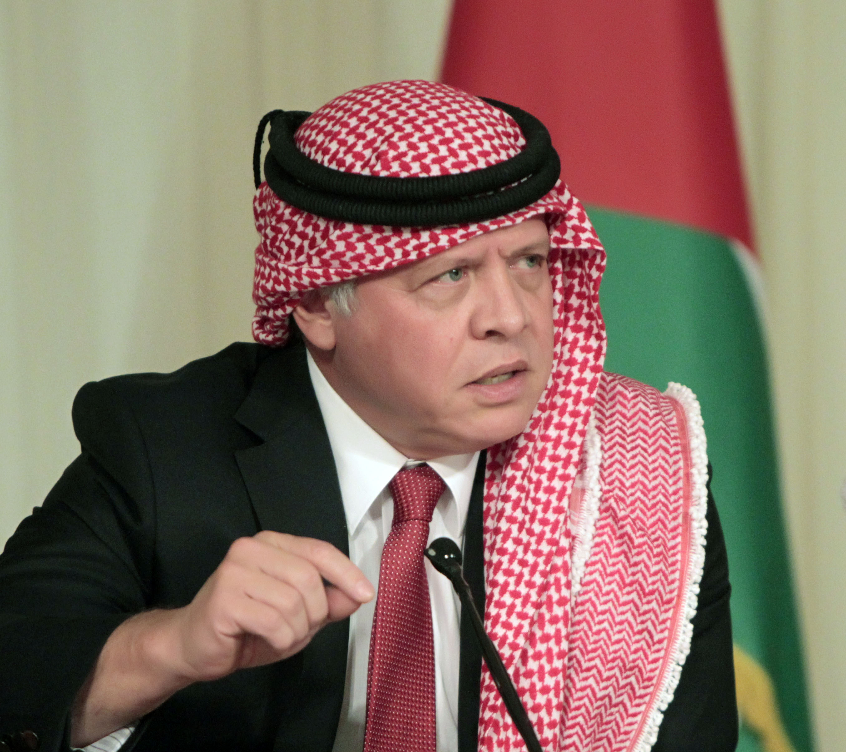 King meets Zarqa&rsquo;s leading figures