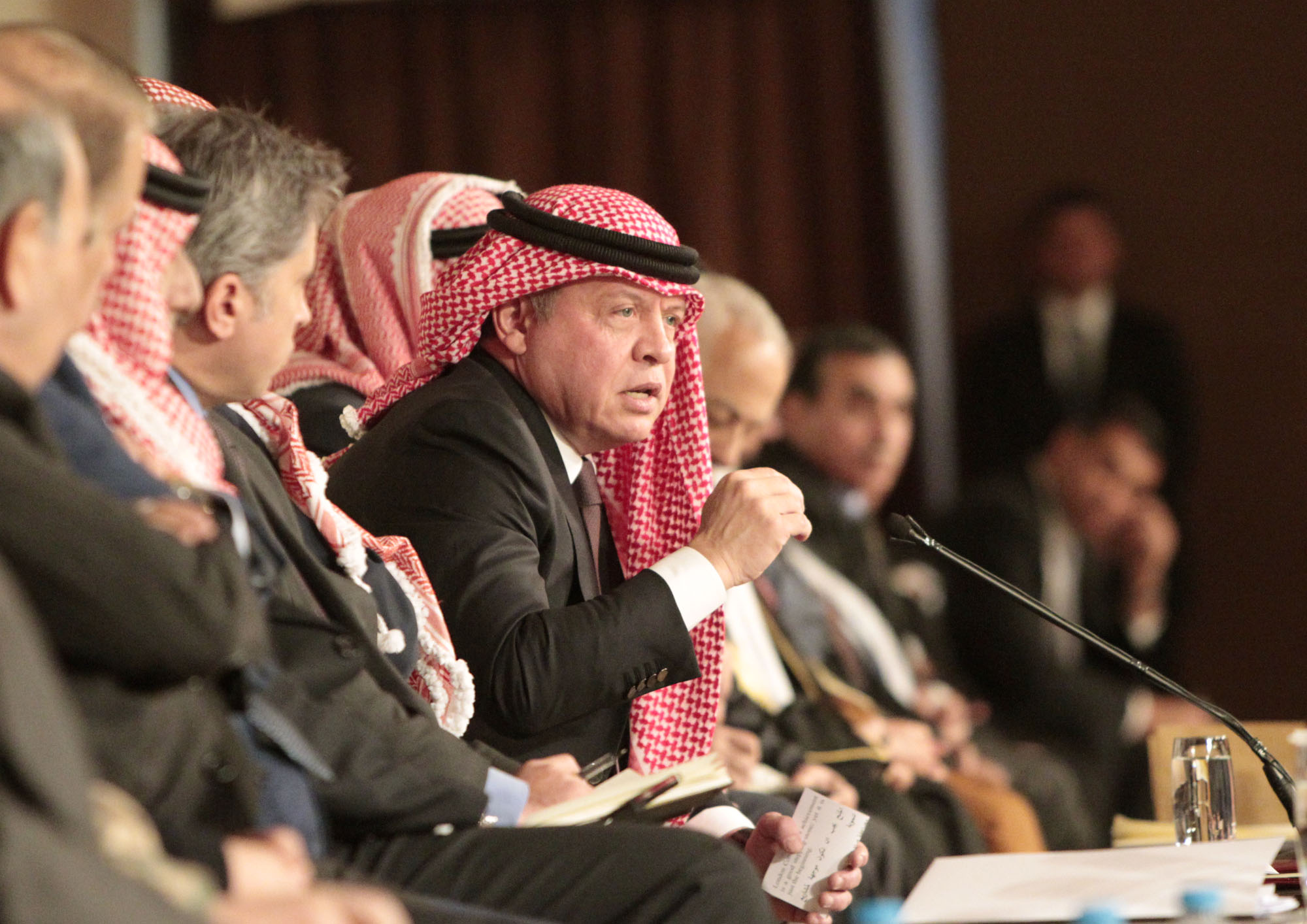 King meets Mafraq Governorate notables, key figures