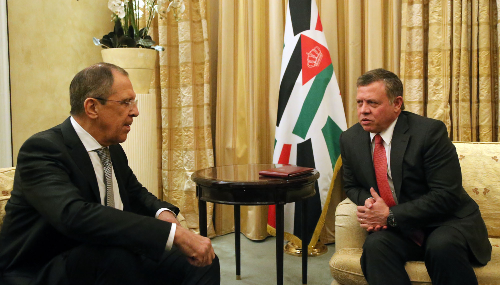 King meets international officials at security conference