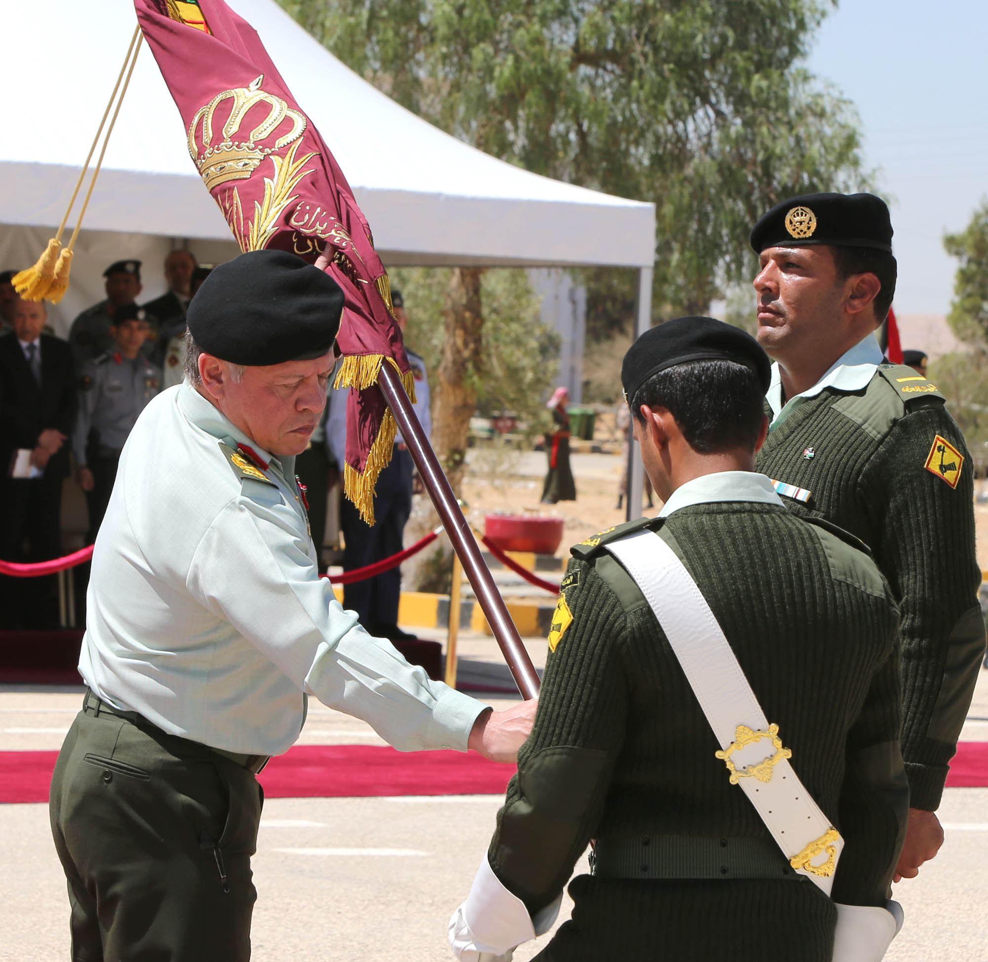 King presents Supreme Commander&rsquo;s Flag to three army battalions