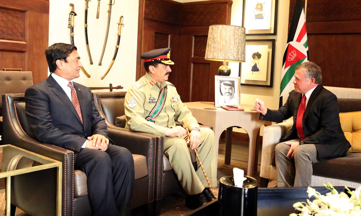 King discusses military ties with Pakistan army chief