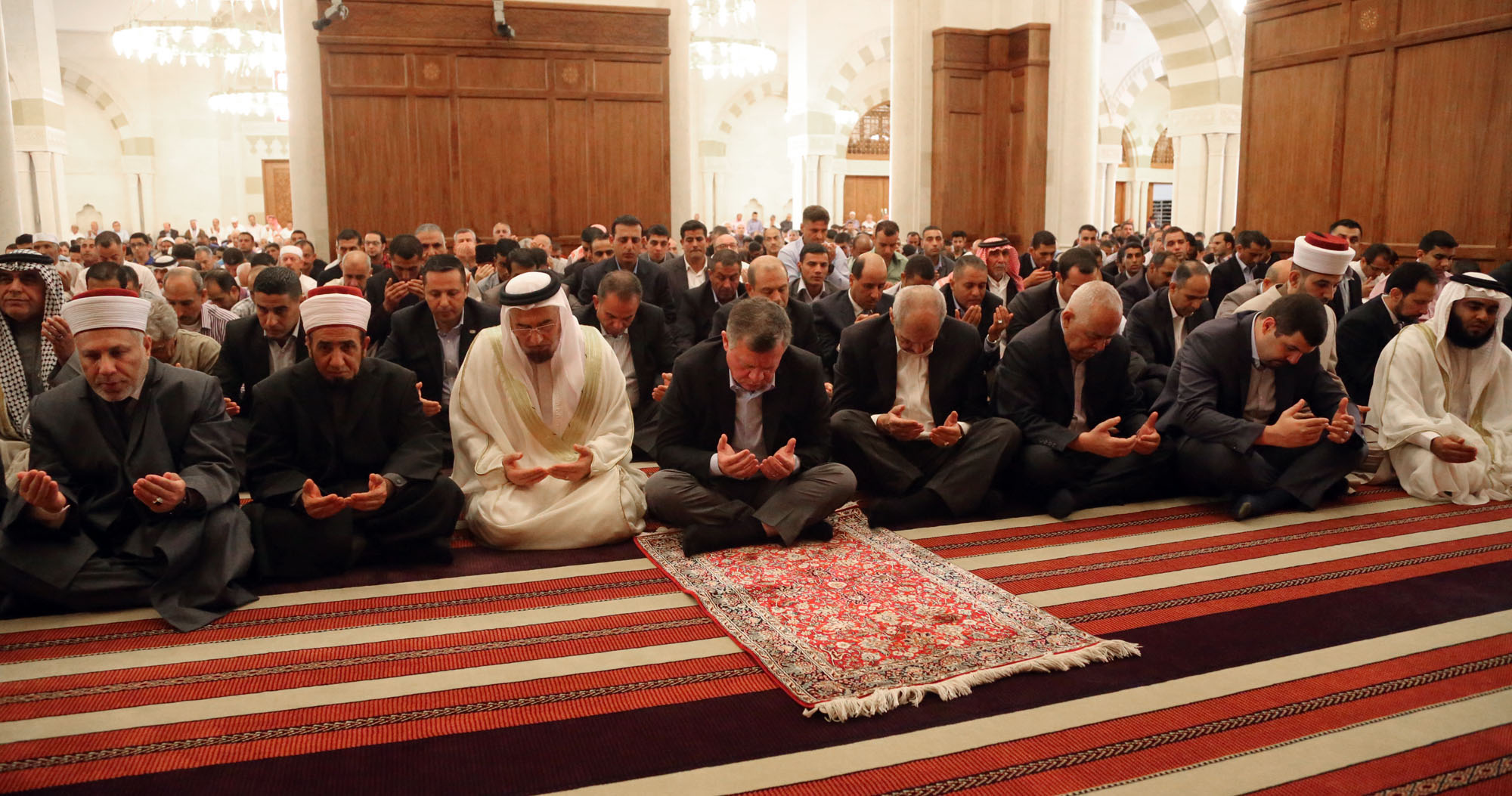 King performs Friday prayer at King Hussein Mosque
