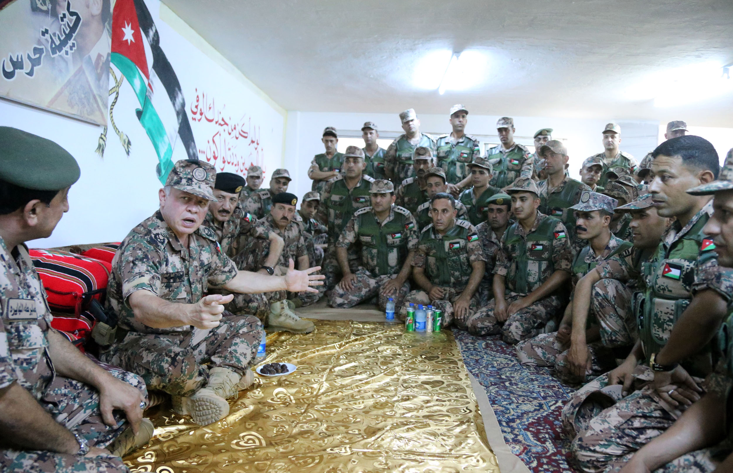 King visits border guard unit, joins unit personnel for Iftar