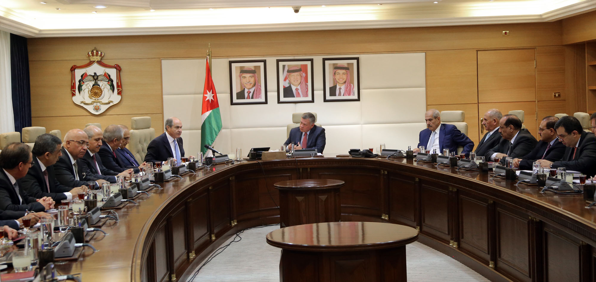 King visits Prime Ministry, chairs Cabinet meeting