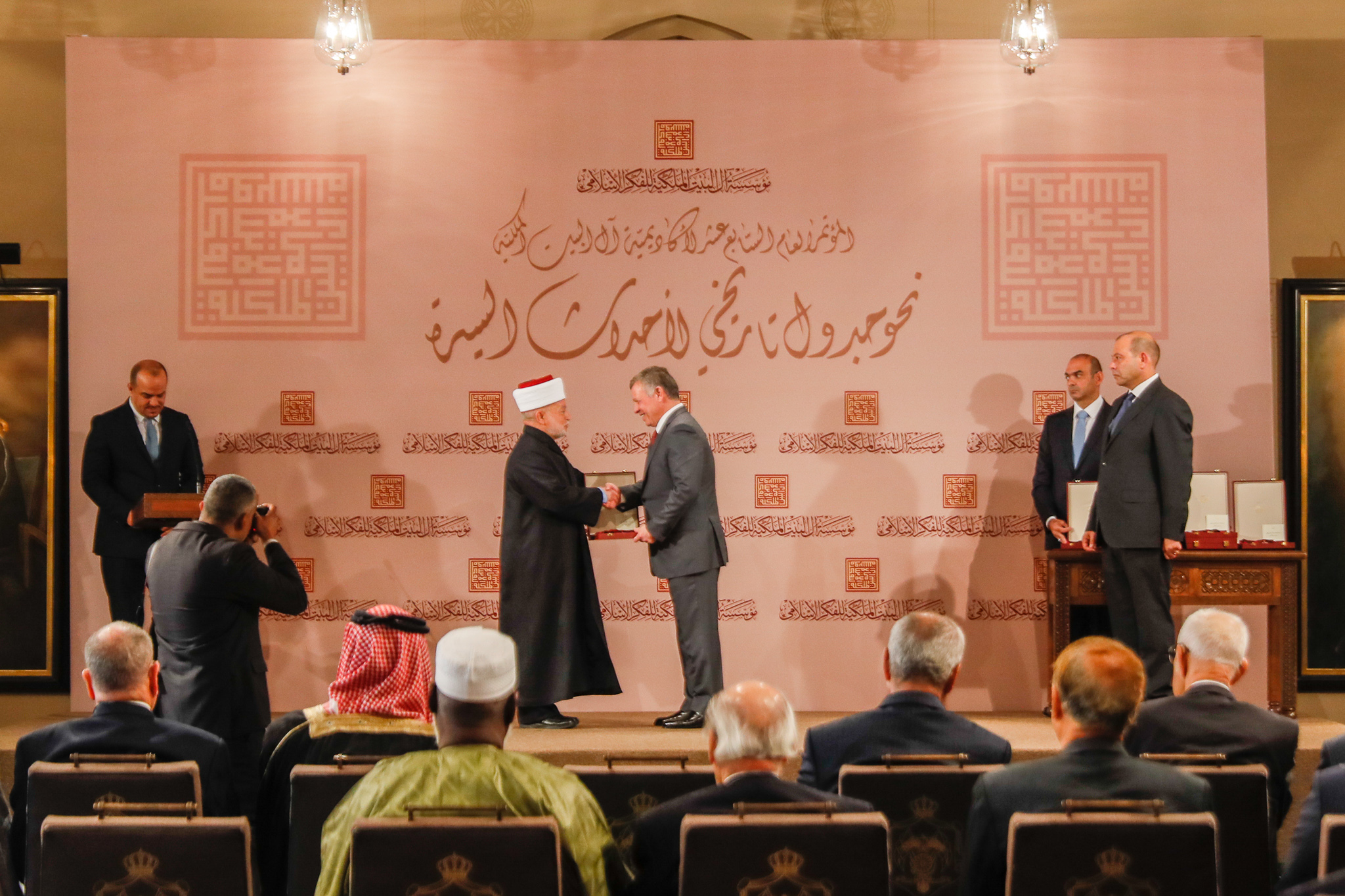 King honours scholars taking part in Aal al-Bayt Institute conference