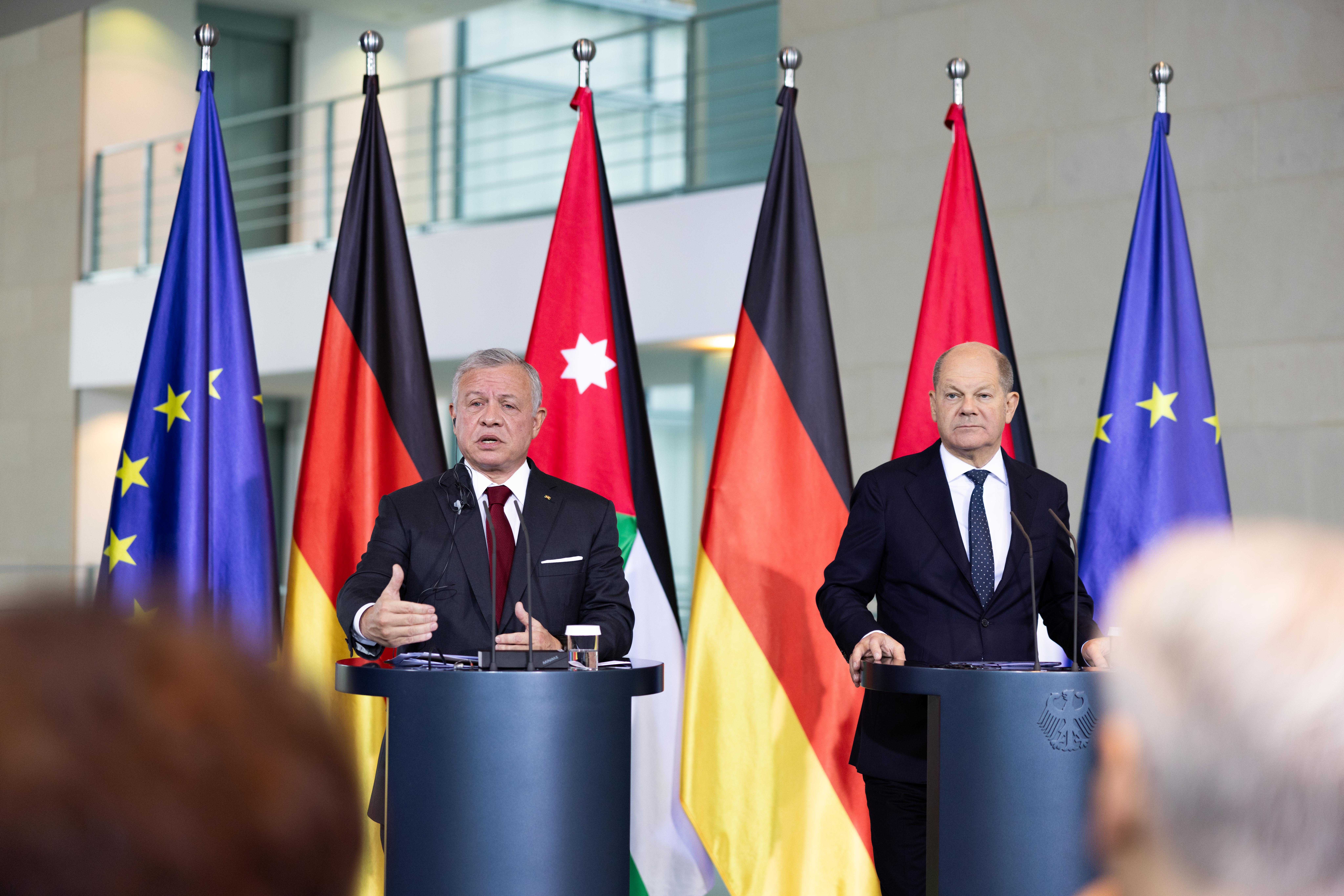 King discusses Gaza developments with German chancellor, says &lsquo;No refugees in Jordan, no refugees in Egypt; that is a red line&rsquo;