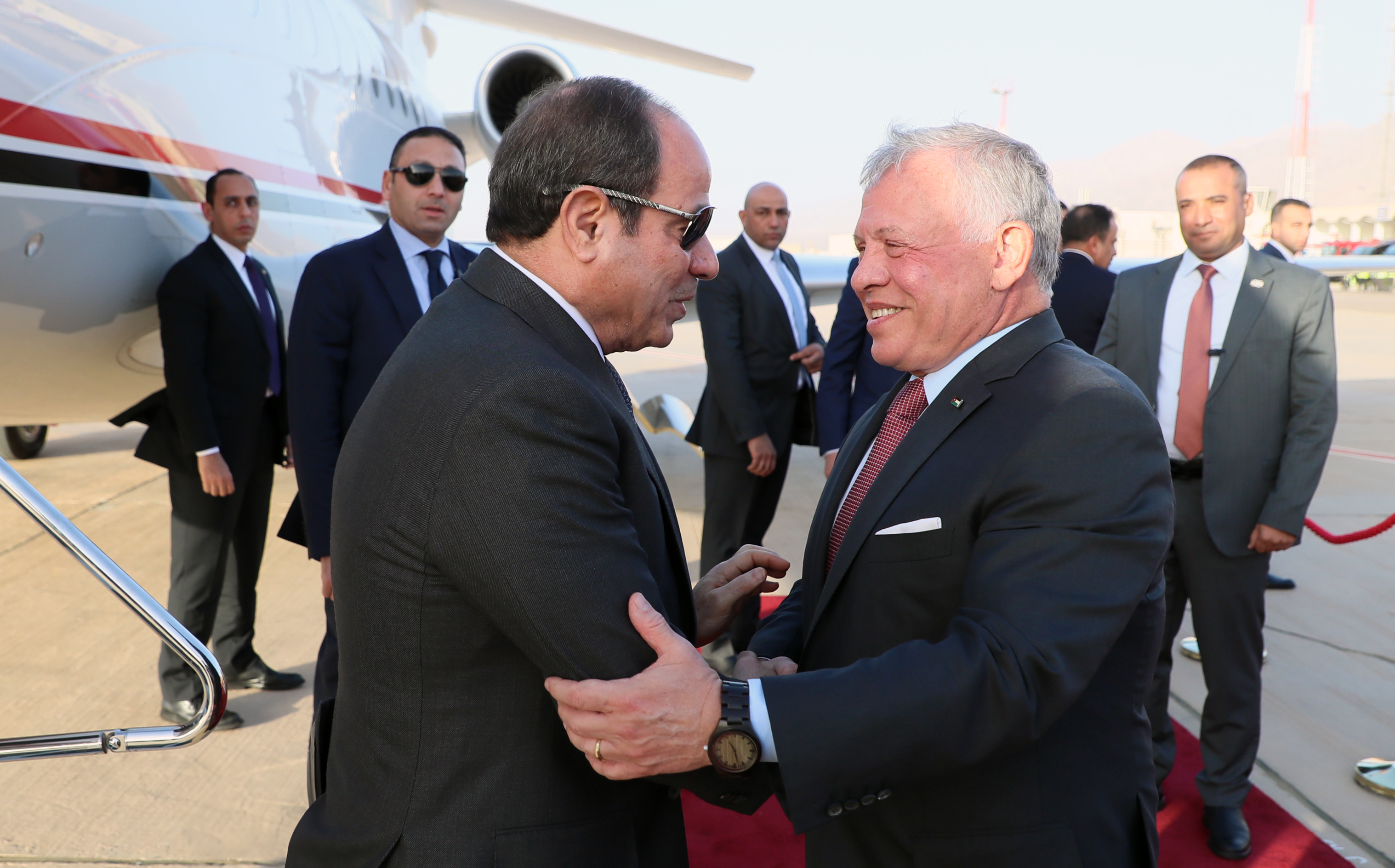 الملك يستقبل الرئيس المصري لدى وصوله العقبة 