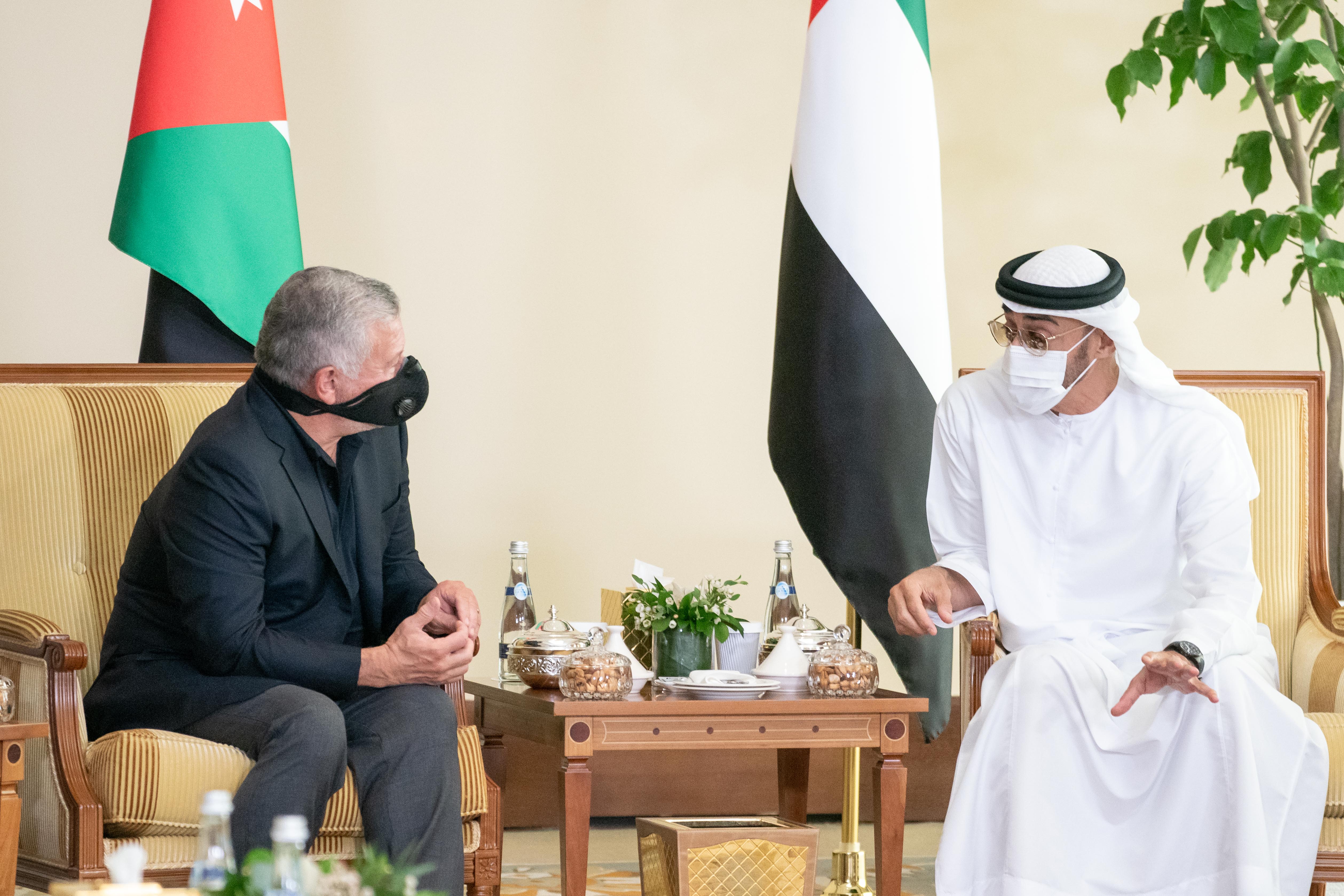 الملك يبحث مع ولي عهد أبوظبي العلاقات الأخوية بين البلدين والتطورات الإقليمية