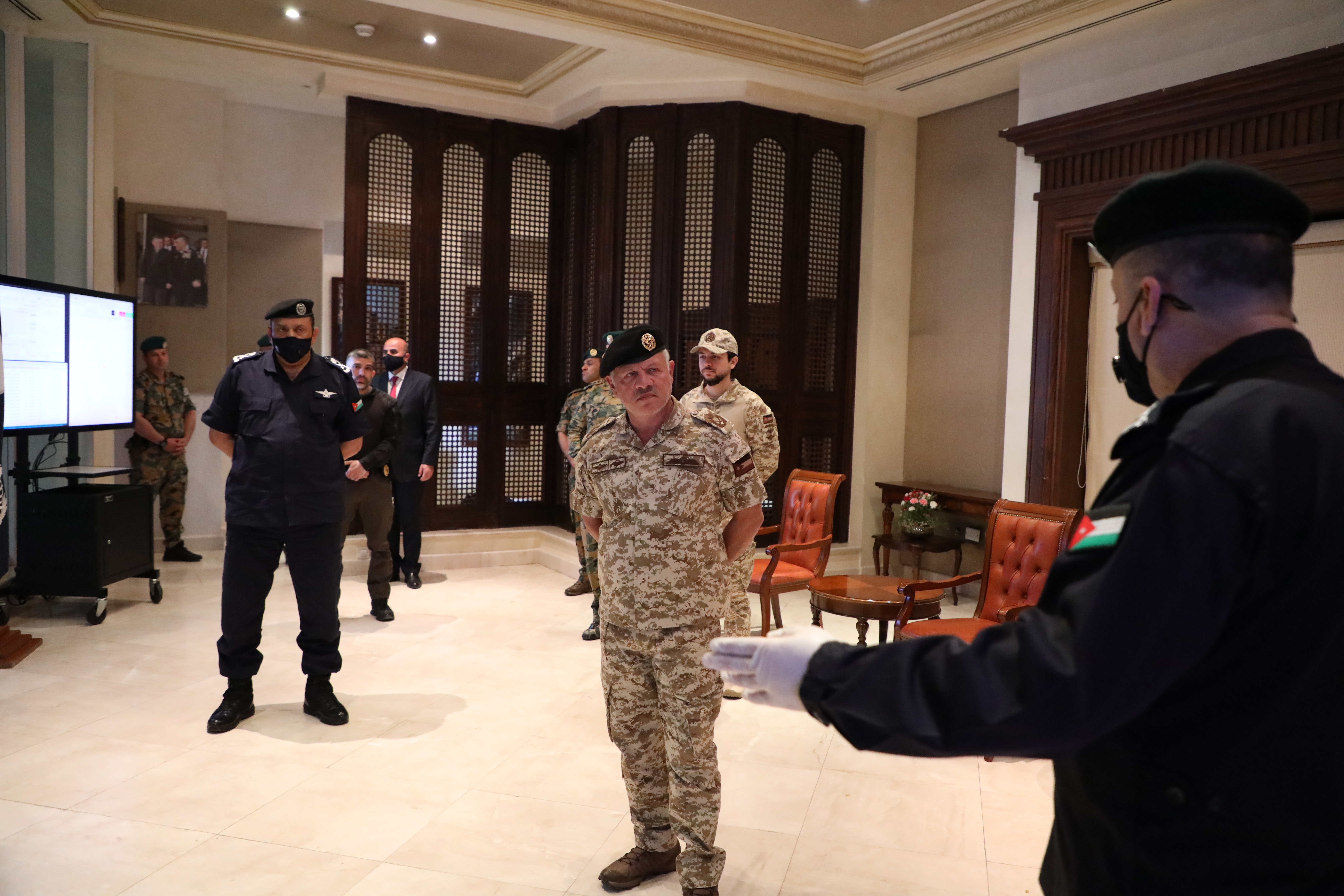 الملك لـ الأمن العام: بوجود نشامى مثلكم، وبتعاون المواطنين إن شاء ﷲ، الأردن قادر على تجاوز الصعوبات