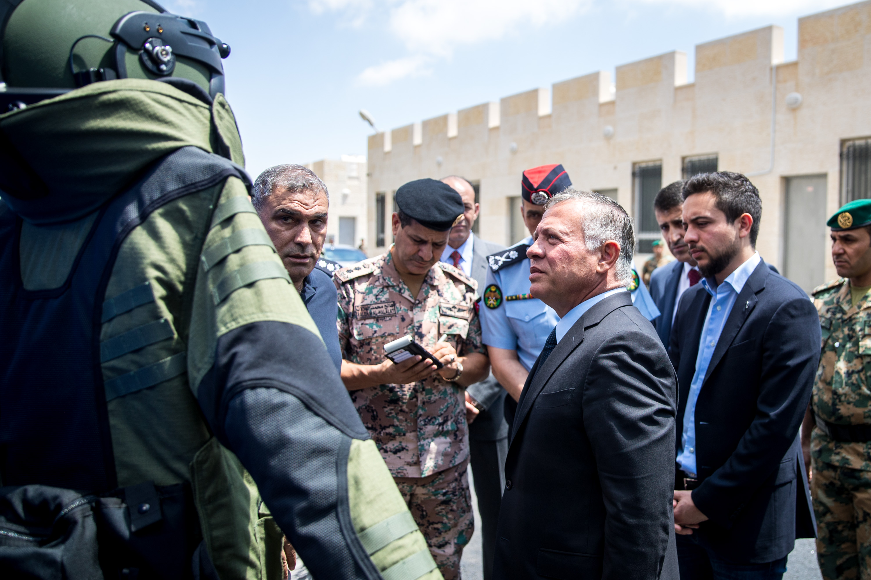 الملك يزور مديرتي الدرك والأمن العام