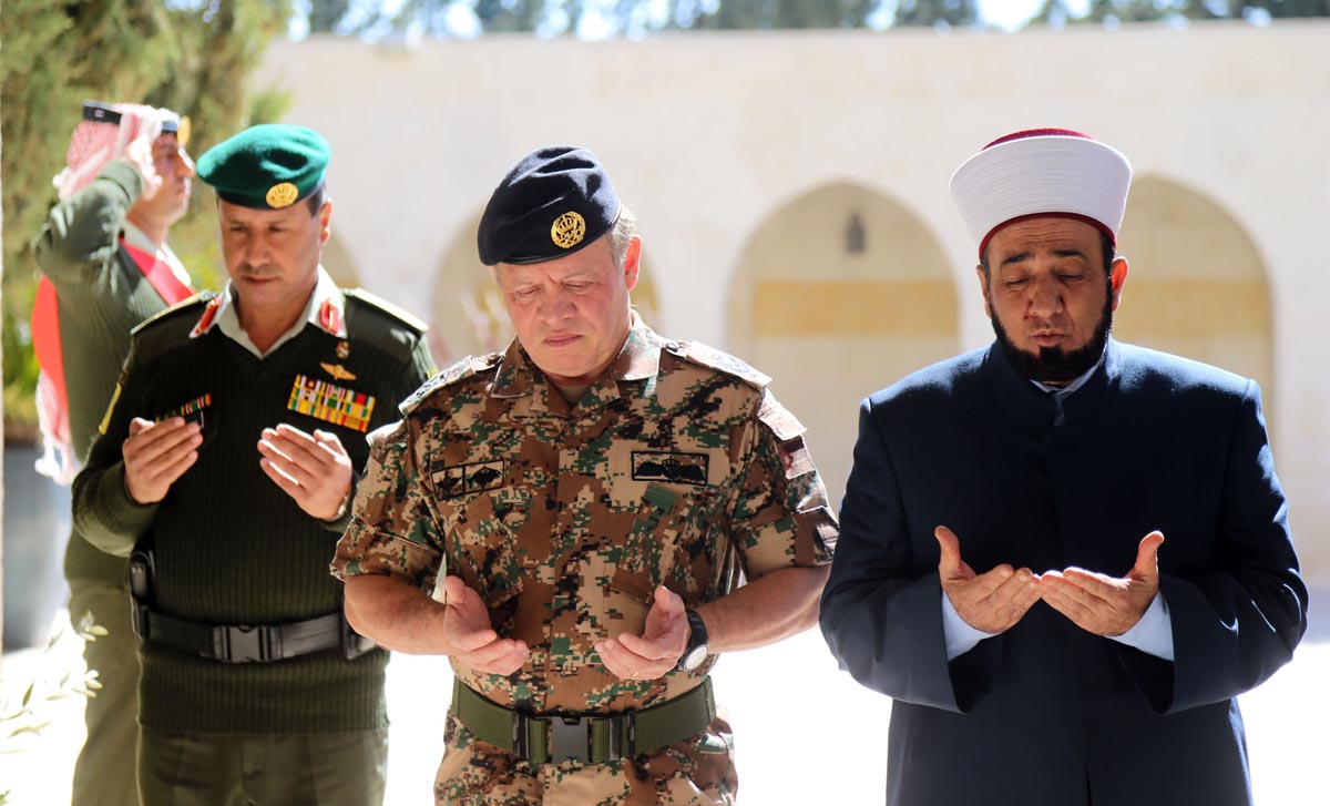 King visits tomb of King Hussein