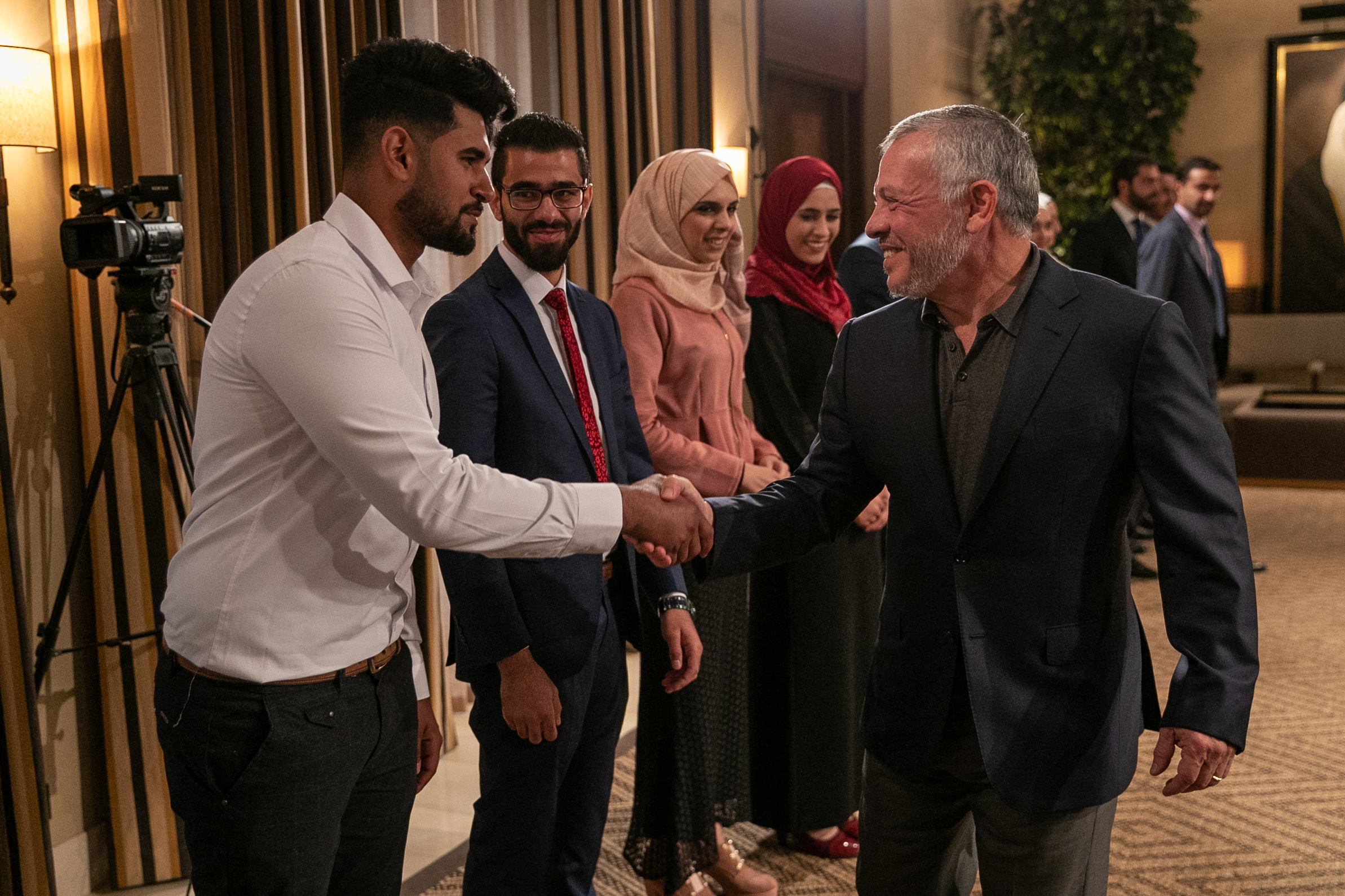 الملك يلتقي شبابا وشابات رياديين