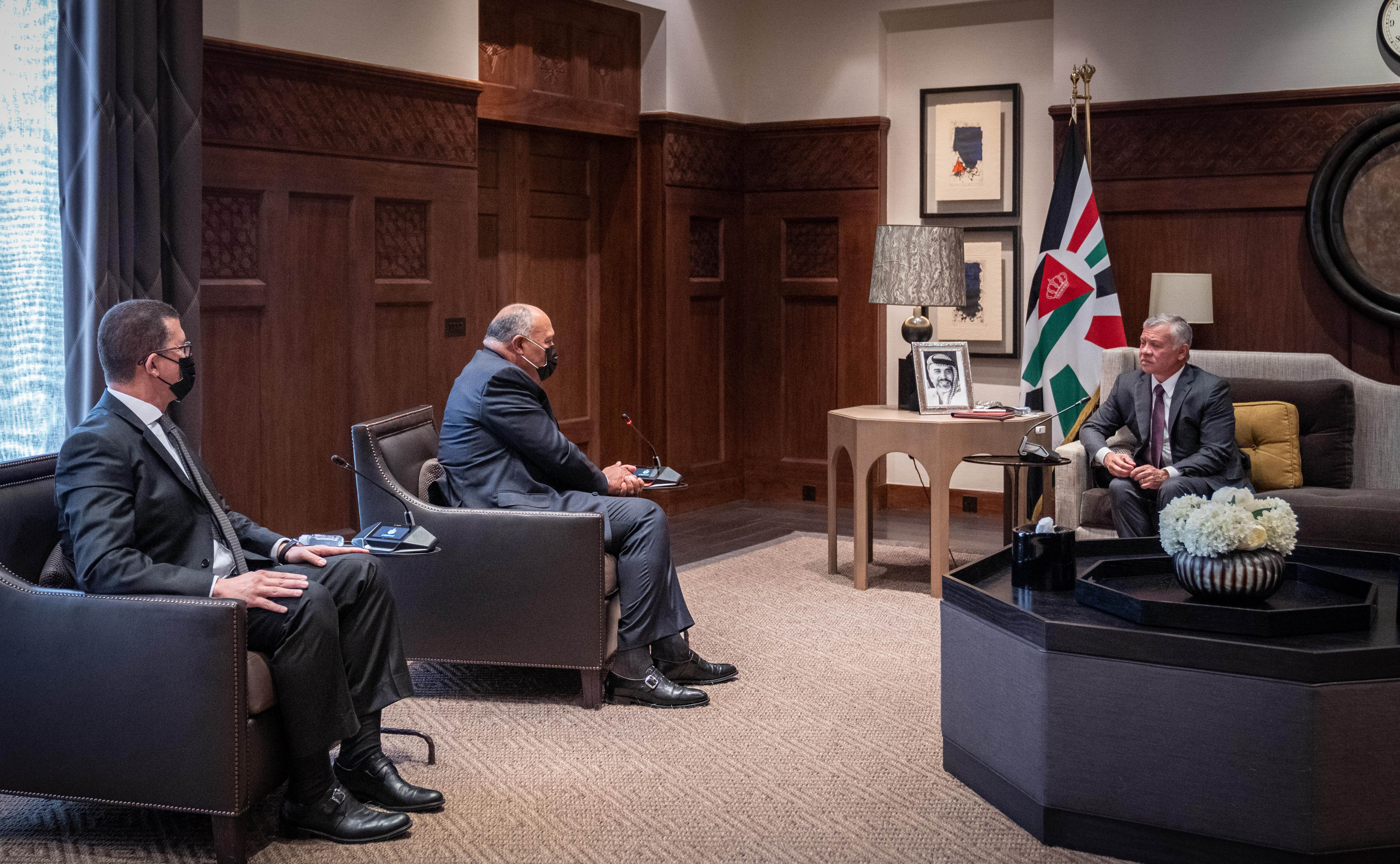 King receives Egypt FM, commends Cairo&rsquo;s efforts to reach Gaza ceasefire