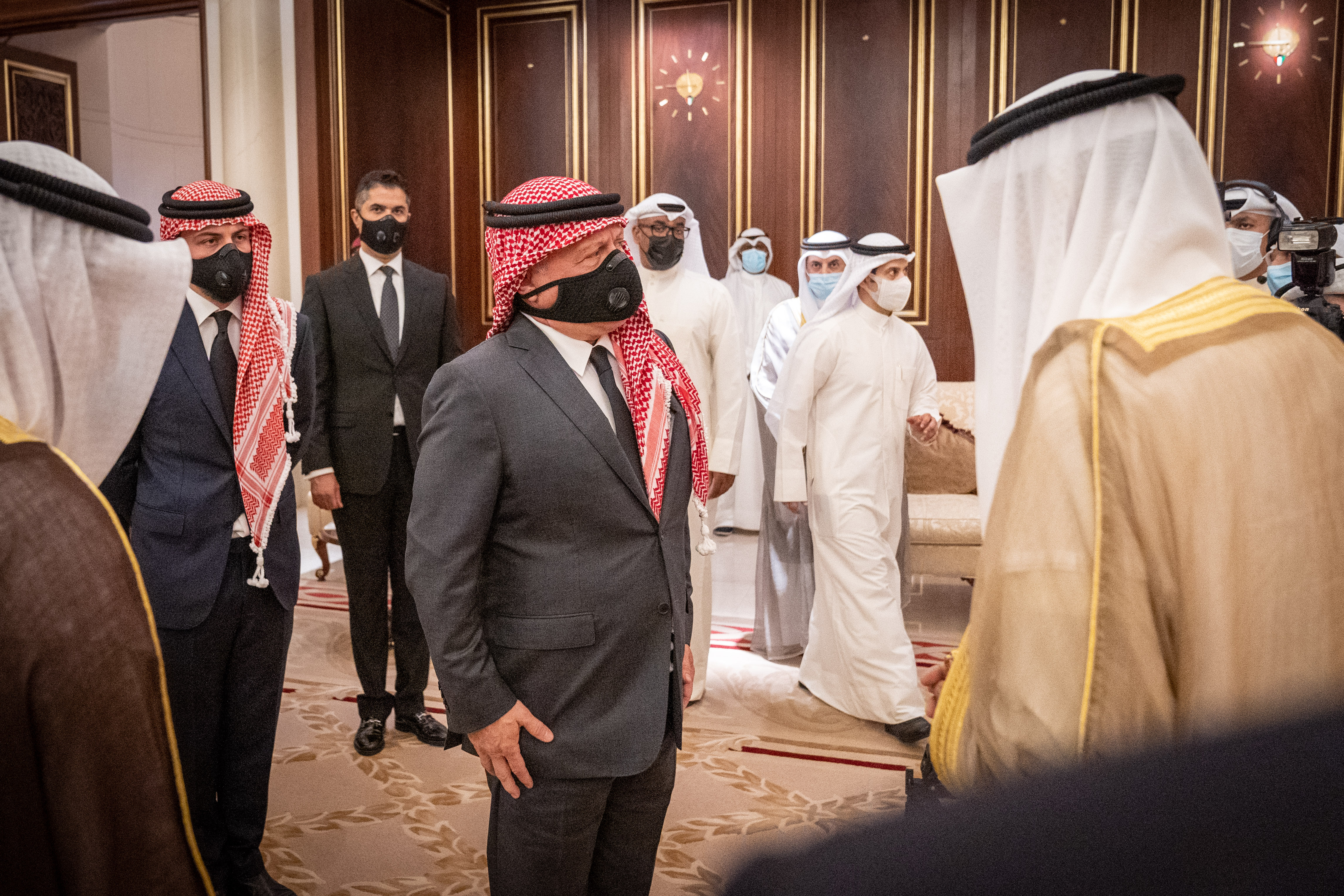الملك وولي العهد يقدمان العزاء لأمير دولة الكويت بوفاة الشيخ صباح الأحمد