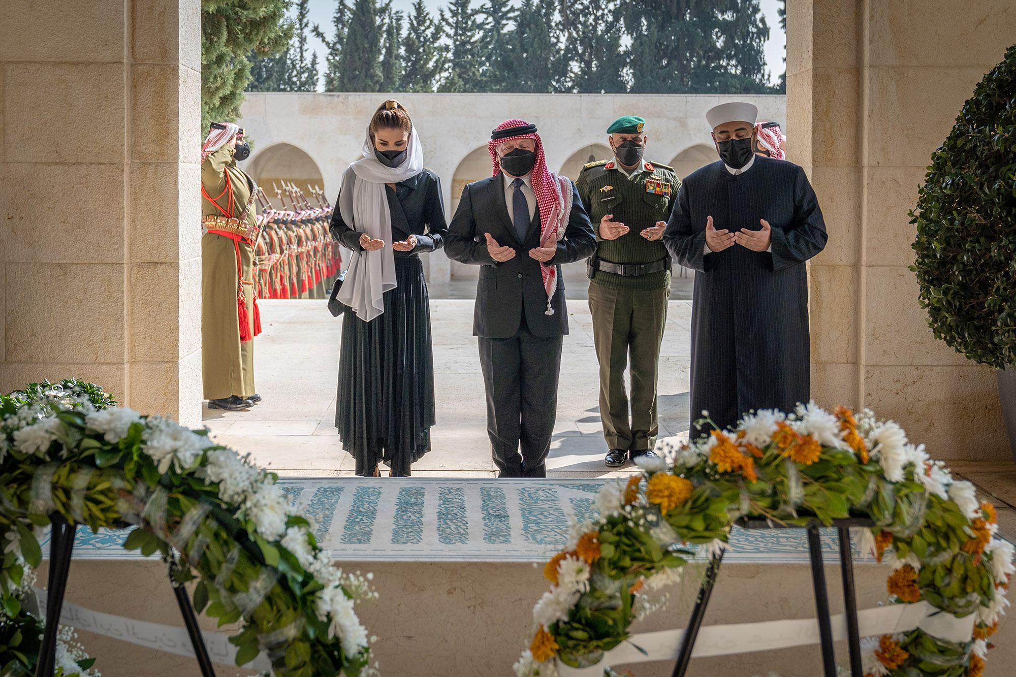 King visits King Hussein&rsquo;s tomb on 22nd anniversary of his passing