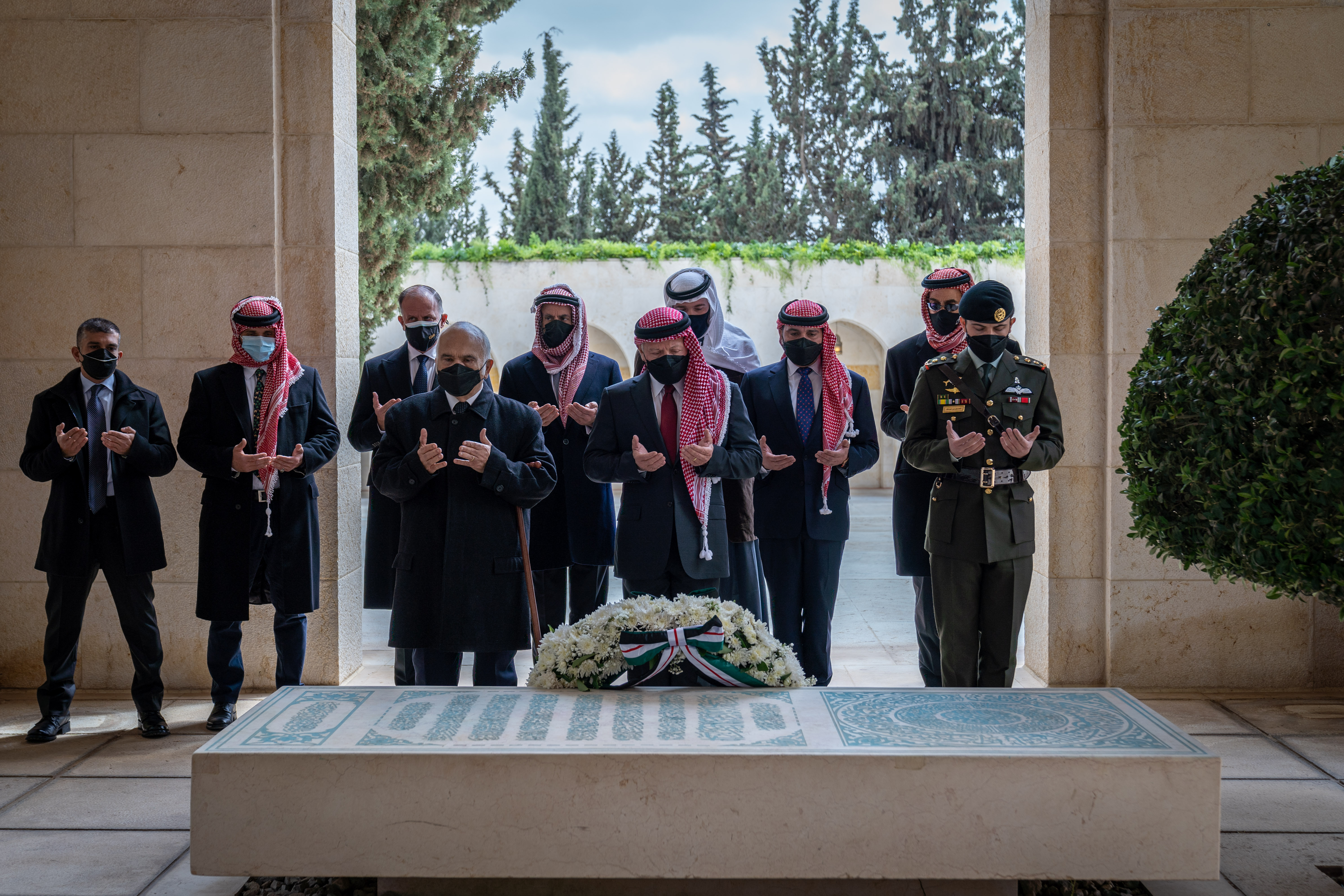 الملك وولي العهد وأصحاب السمو الأمراء يزورون الأضرحة الملكية