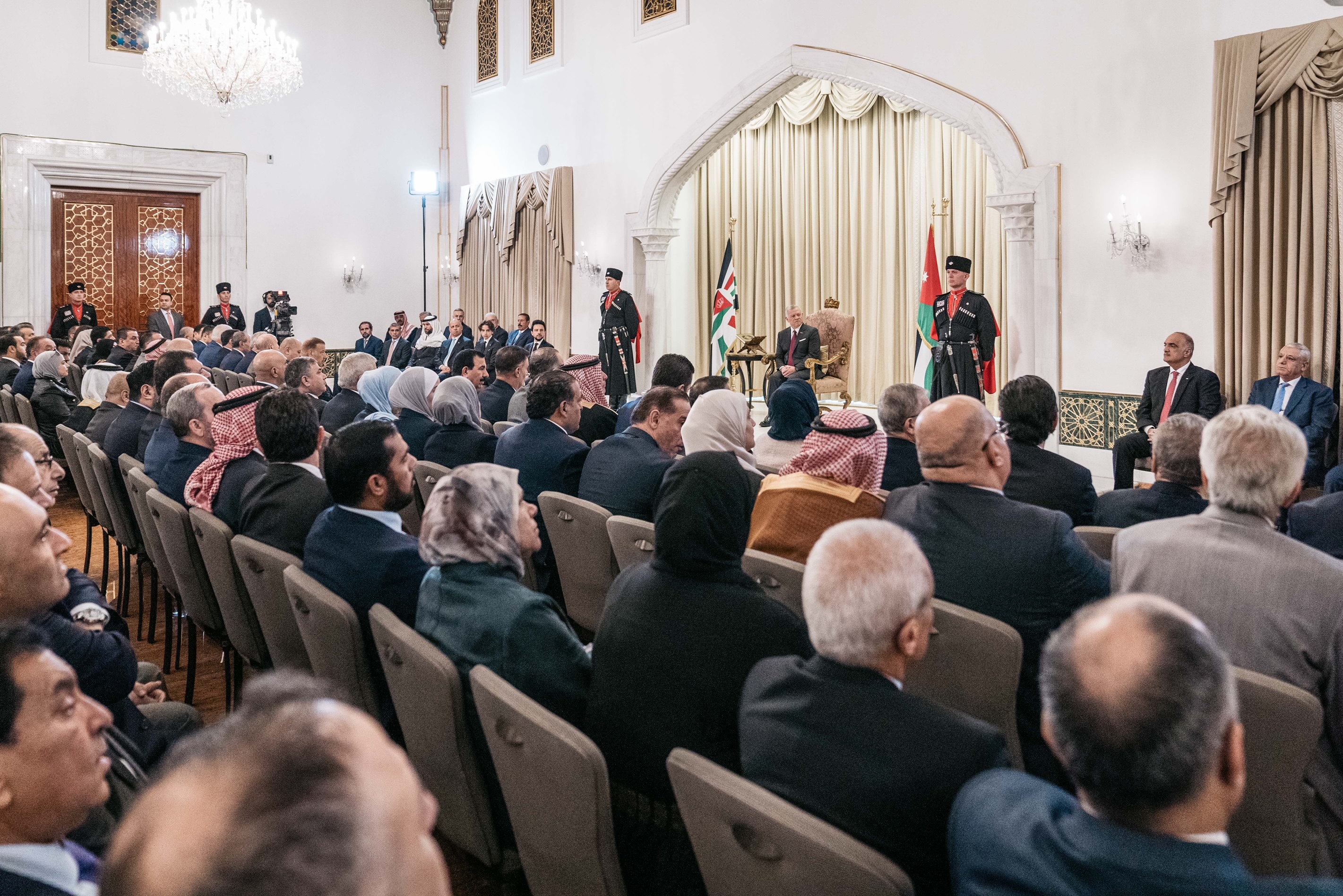 الملك يستمع إلى ردي مجلسي الأعيان والنواب على خطاب العرش السامي