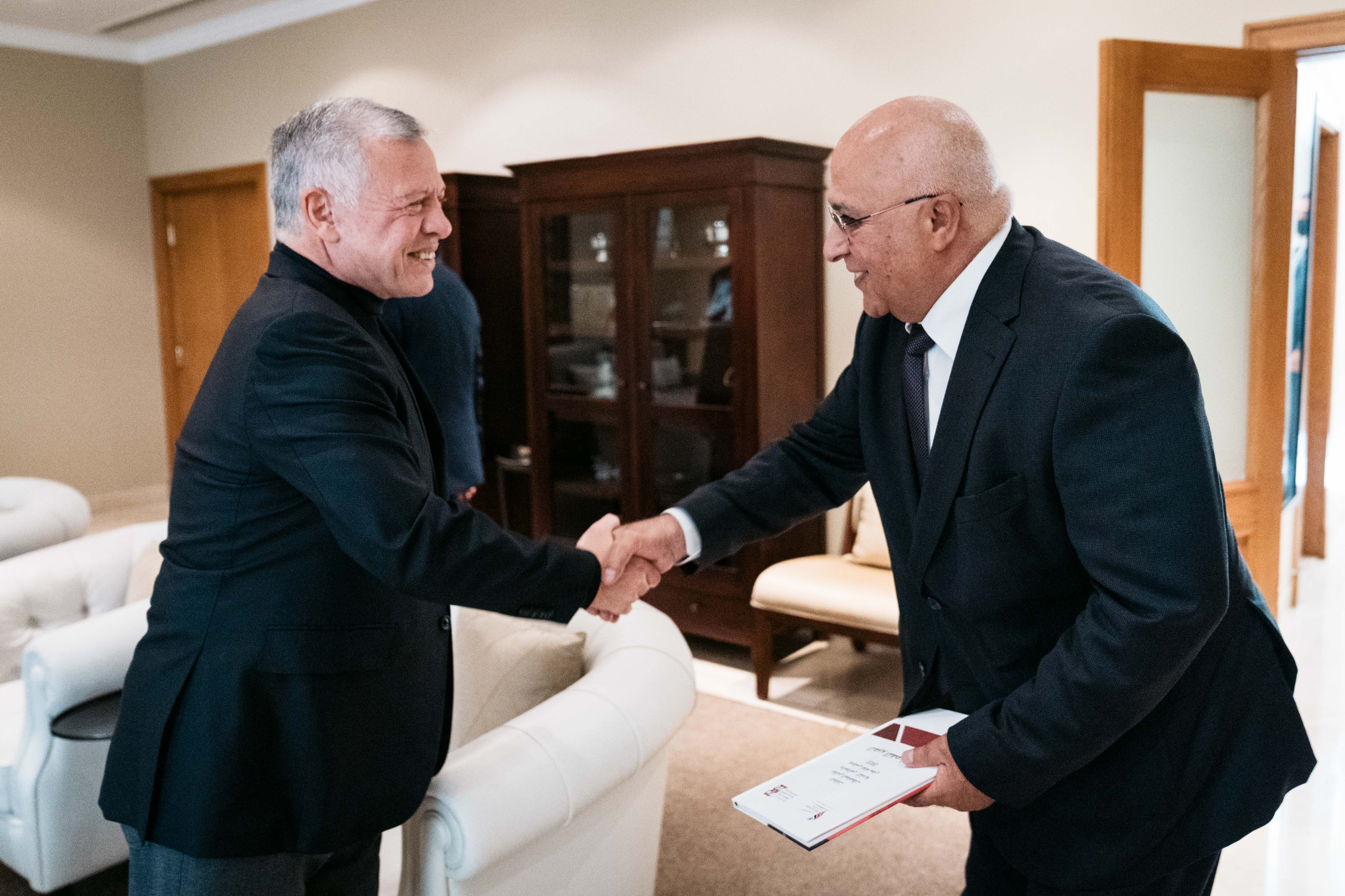 King receives IEC&rsquo;s report on municipal, governorate council elections