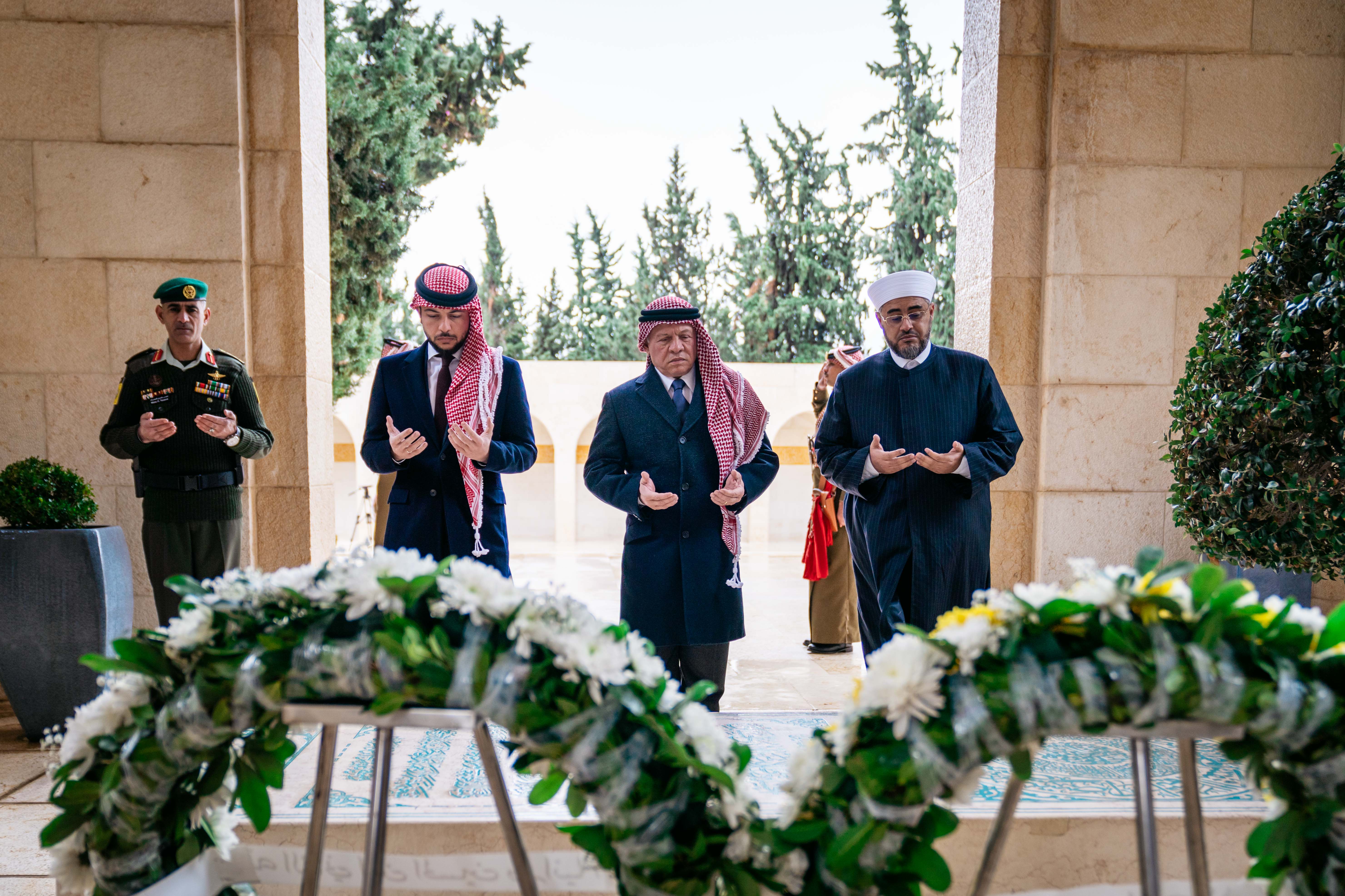King, Crown Prince visit King Hussein&rsquo;s tomb on 24th anniversary of his passing