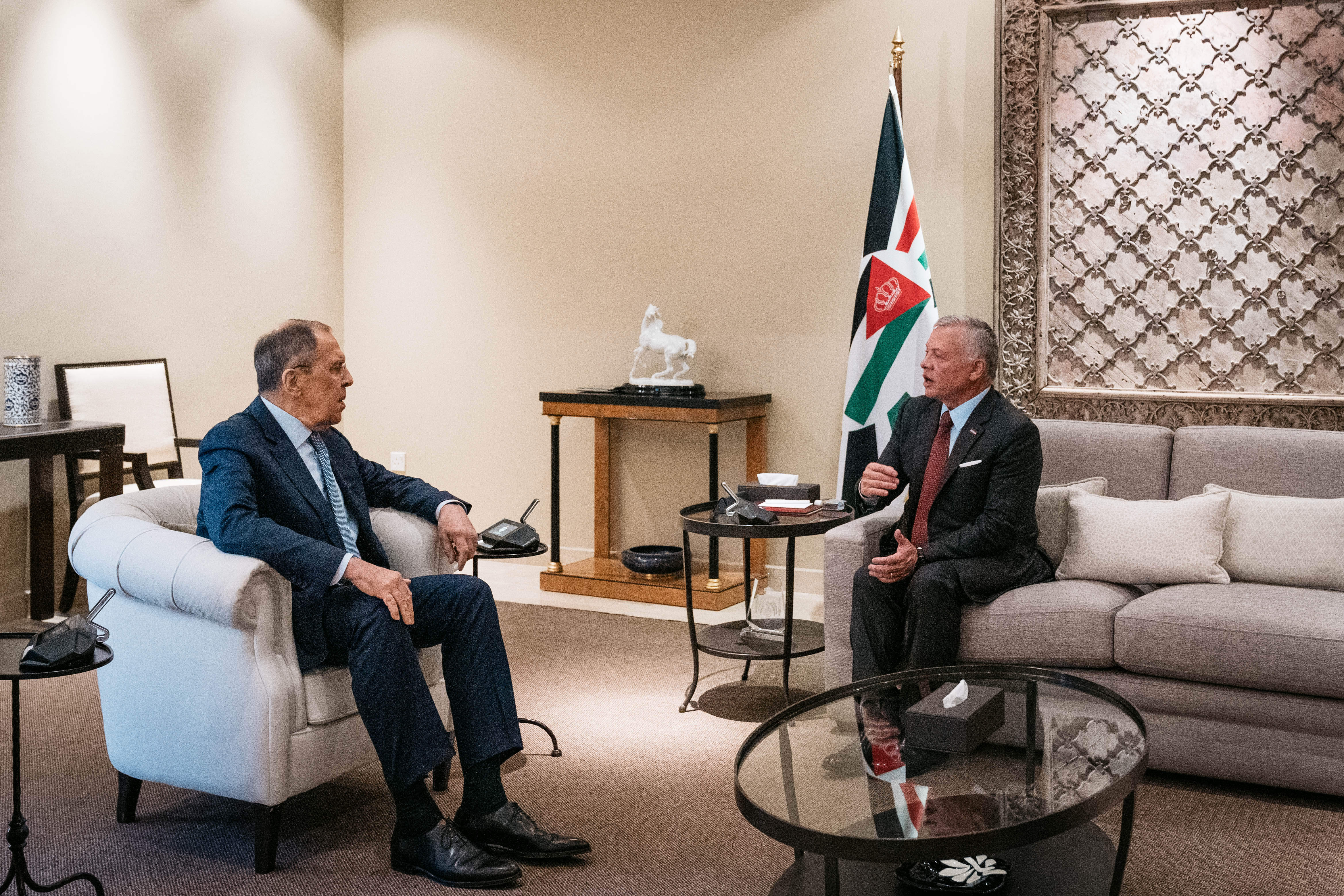 King receives Russian FM, stresses need to stabilise southern Syria