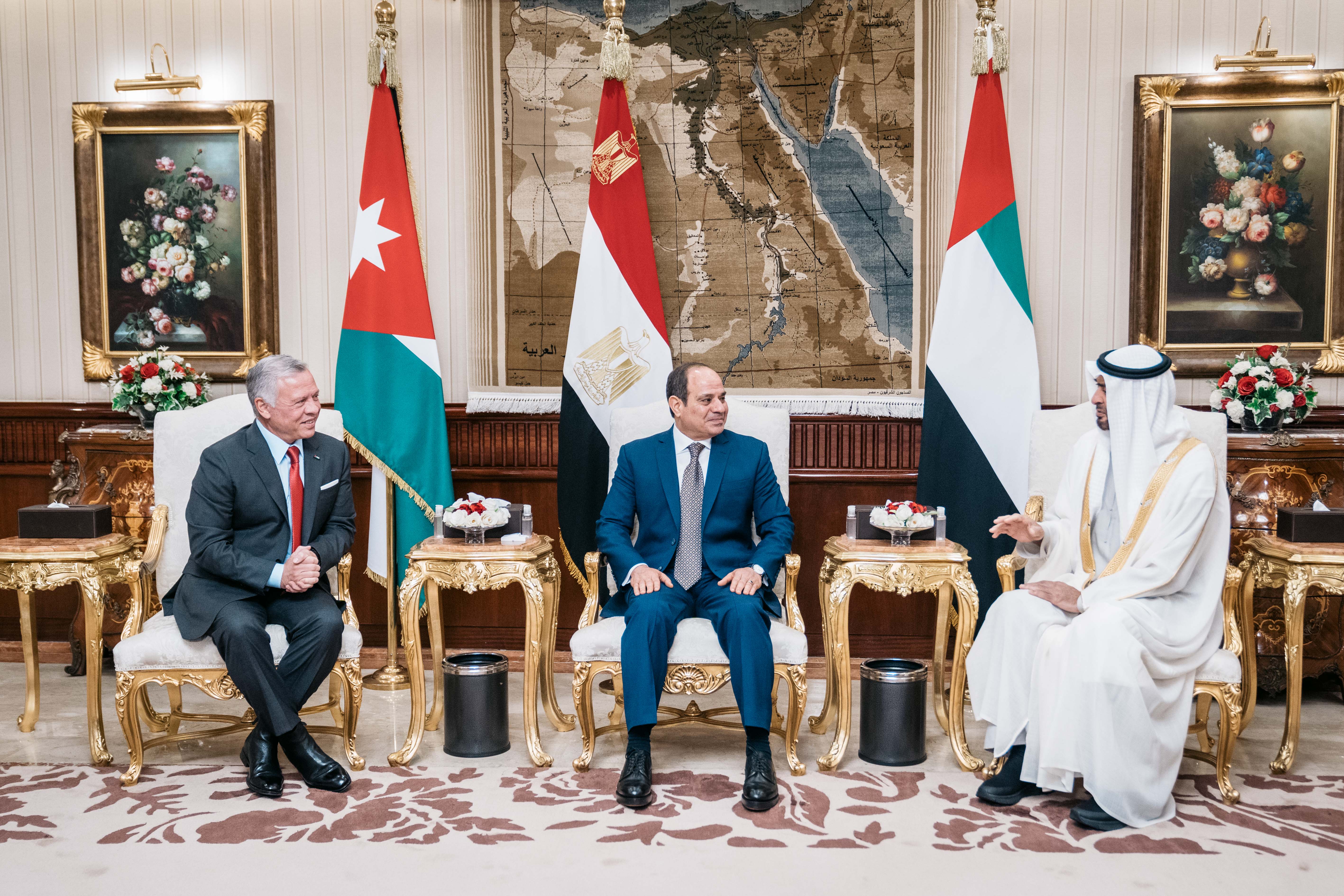 الملك يعقد لقاء مع الرئيس المصري وولي عهد أبوظبي بالقاهرة