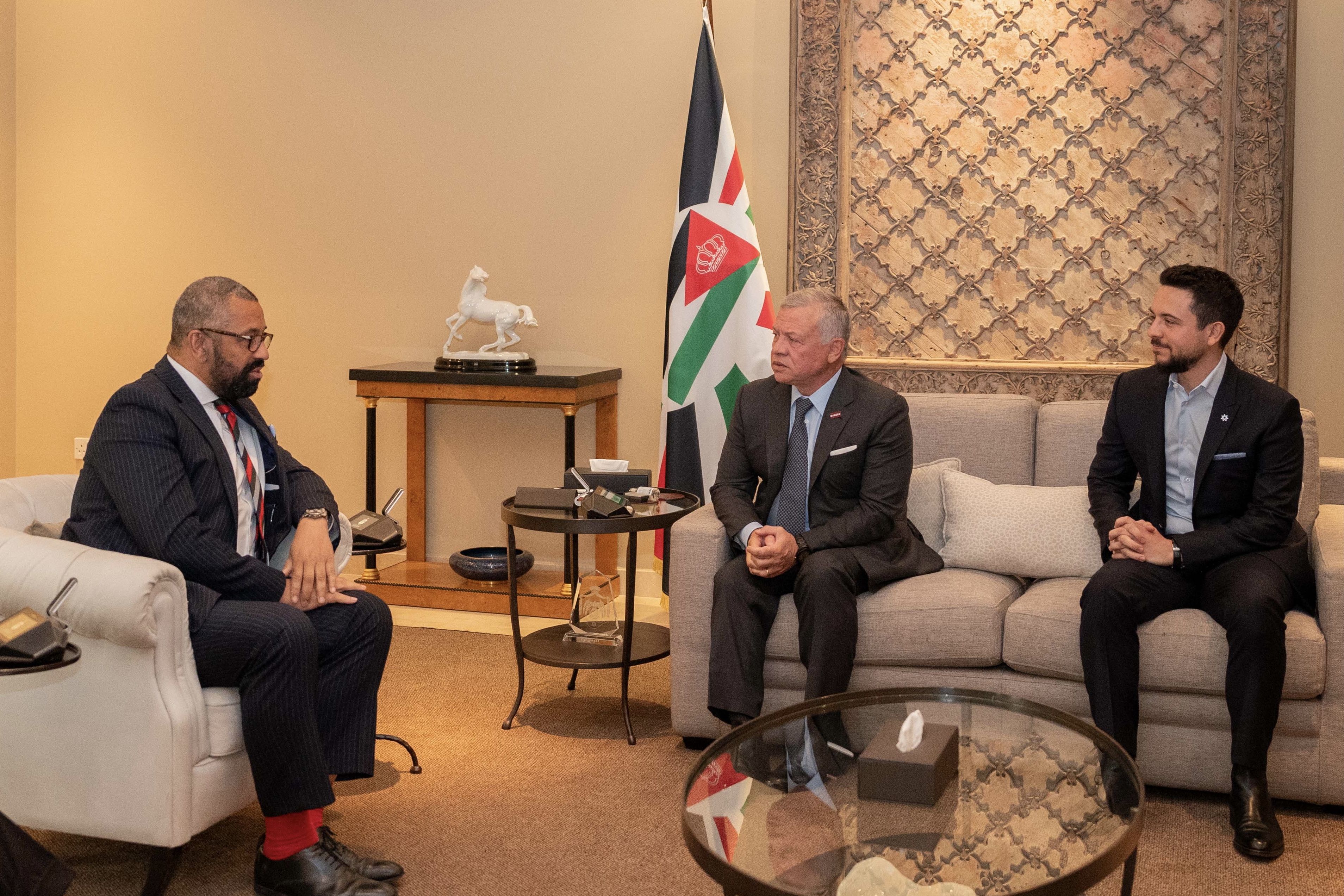 King receives UK foreign secretary