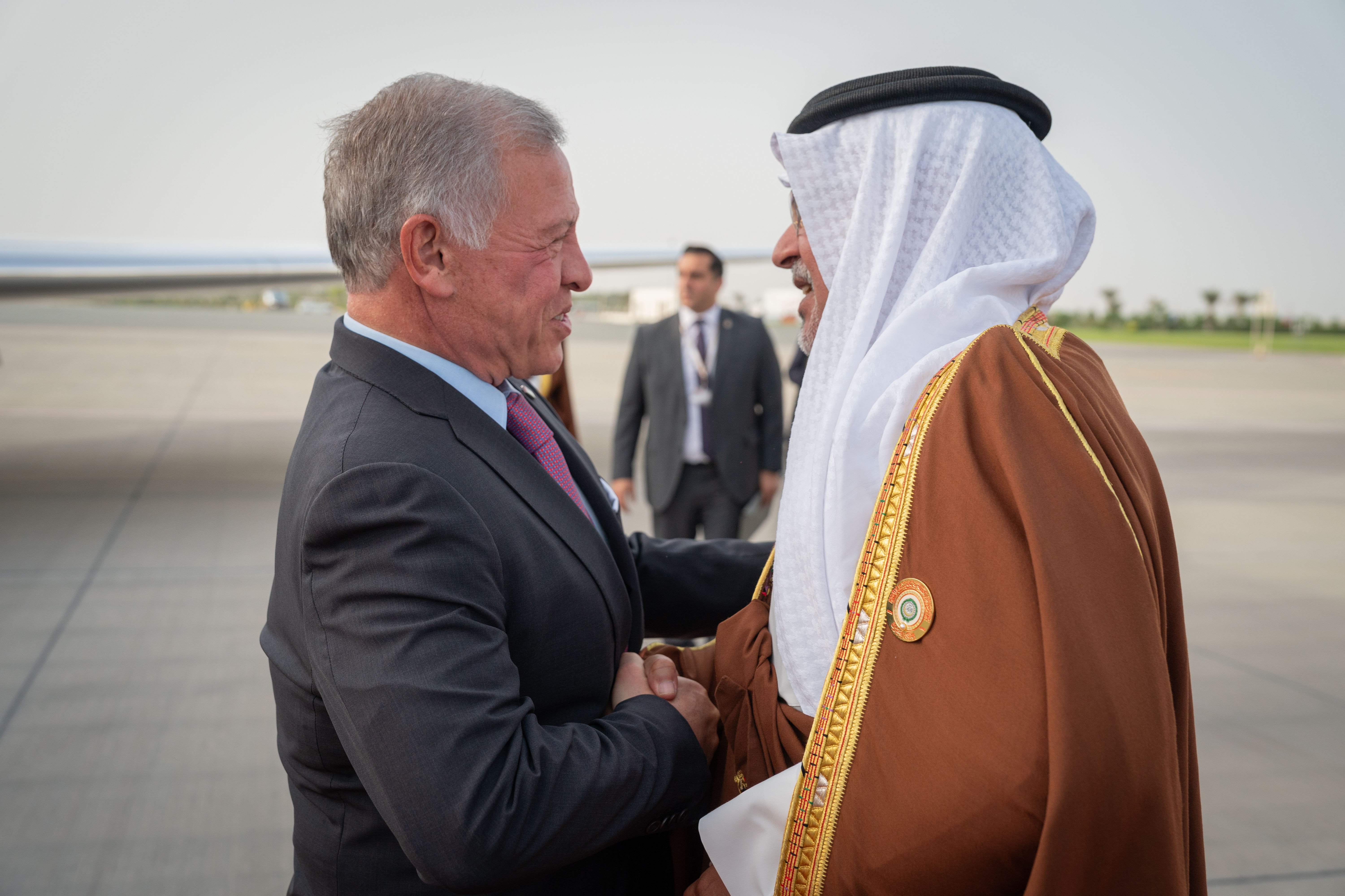 King arrives in Bahrain to head Jordan&rsquo;s delegation at Arab Summit
