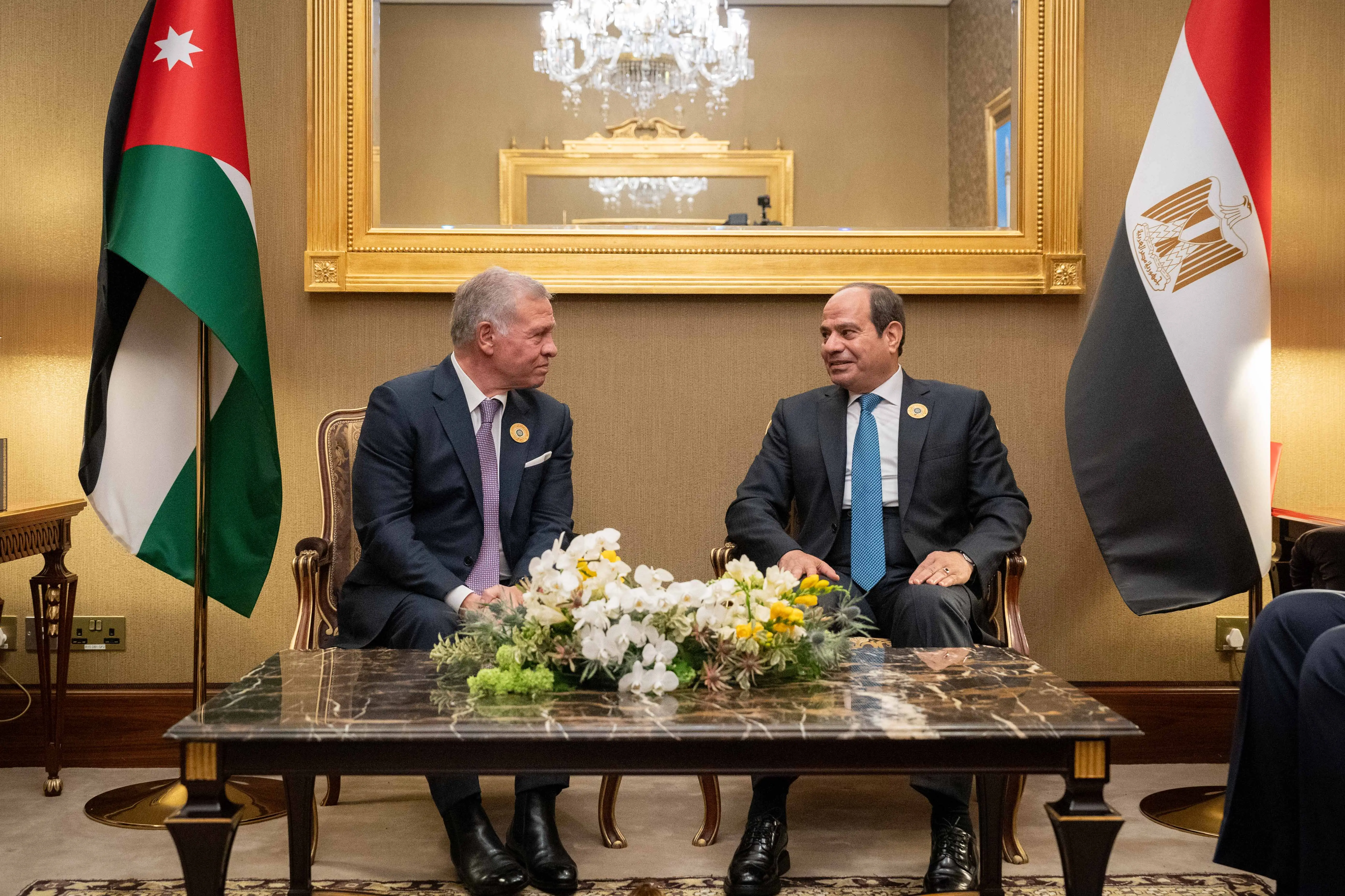 King meets Arab leaders at Bahrain summit