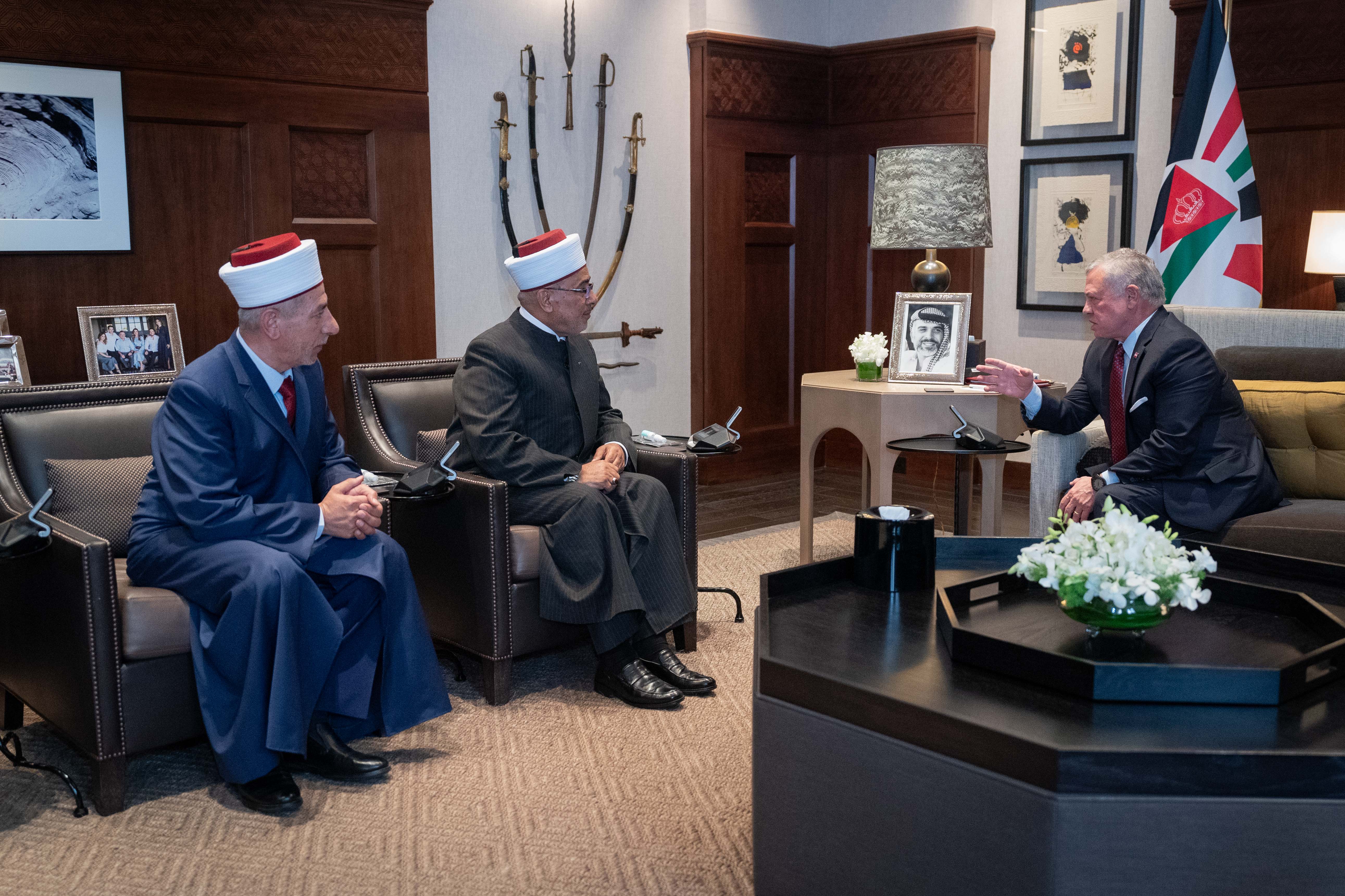 King calls for continuing to develop Sharia Courts&rsquo; infrastructure