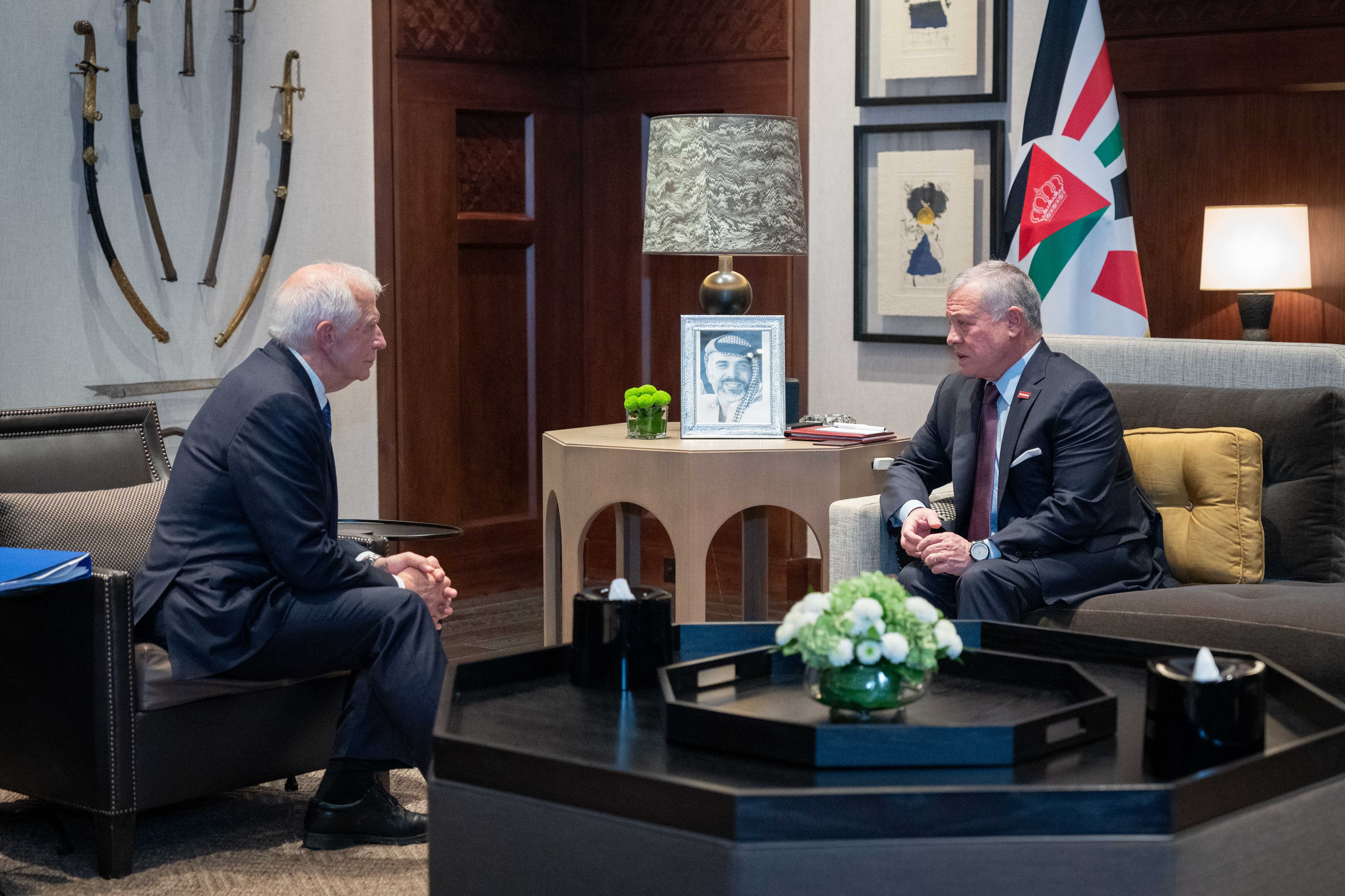 الملك يلتقي الممثل الأعلى للاتحاد الأوروبي للشؤون الخارجية والسياسة الأمنية لبحث وقف الحرب على غزة