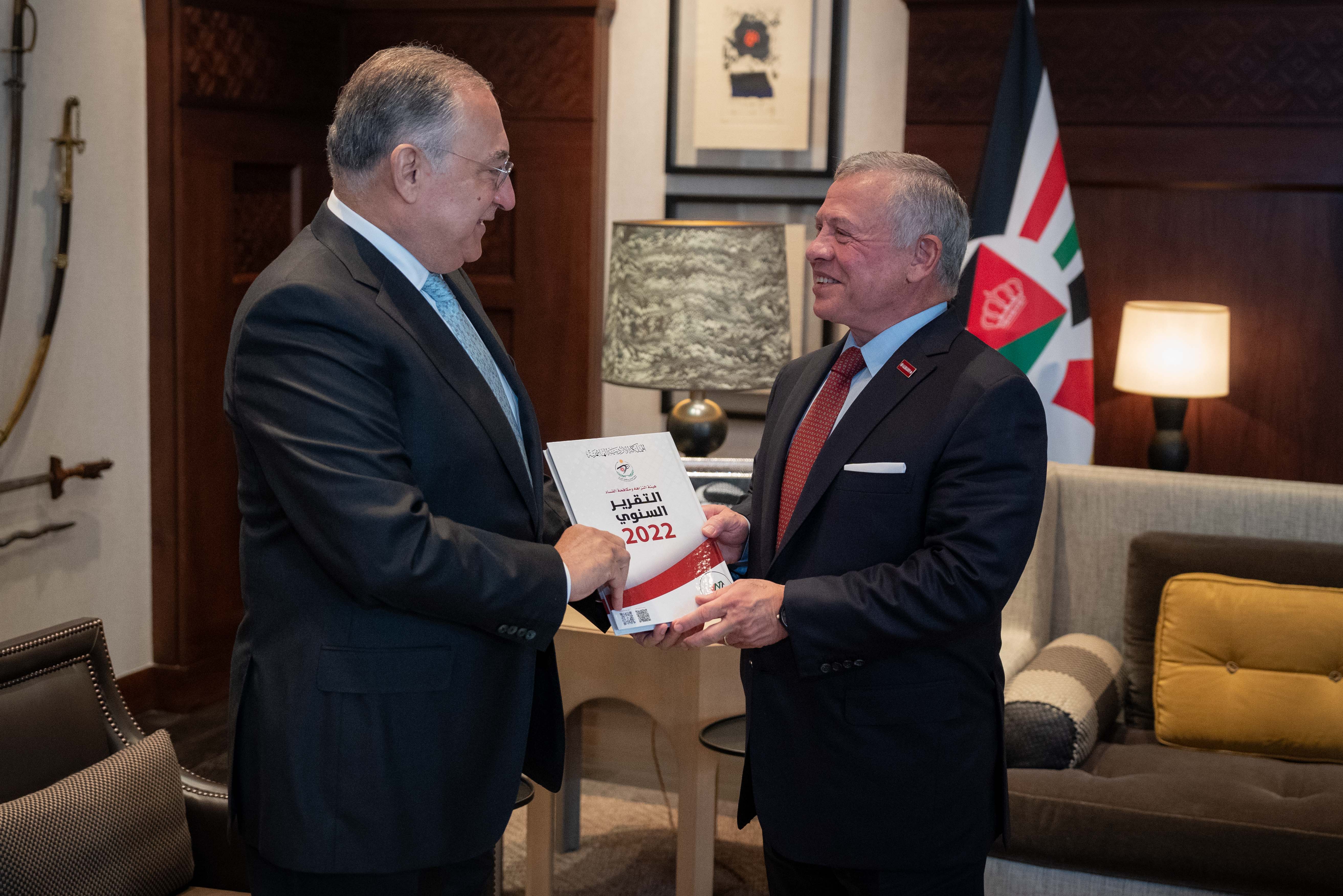 الملك: ضرورة تكثيف العمل على توعية موظفي القطاع العام بمبادئ النزاهة والحوكمة