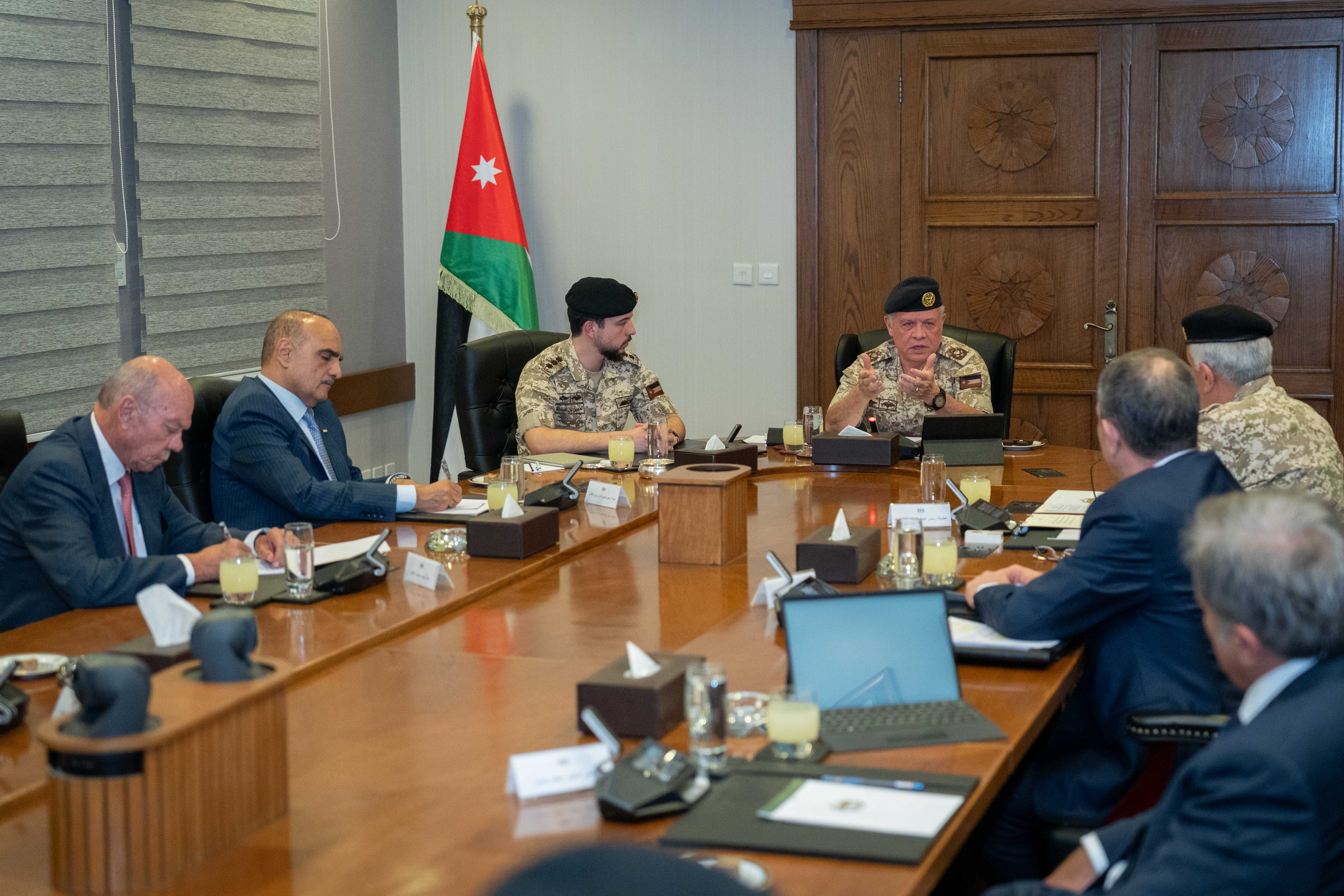 King chairs meeting at JAF headquarters, reiterates Jordan&rsquo;s firm rejection of attempts to displace Palestinians