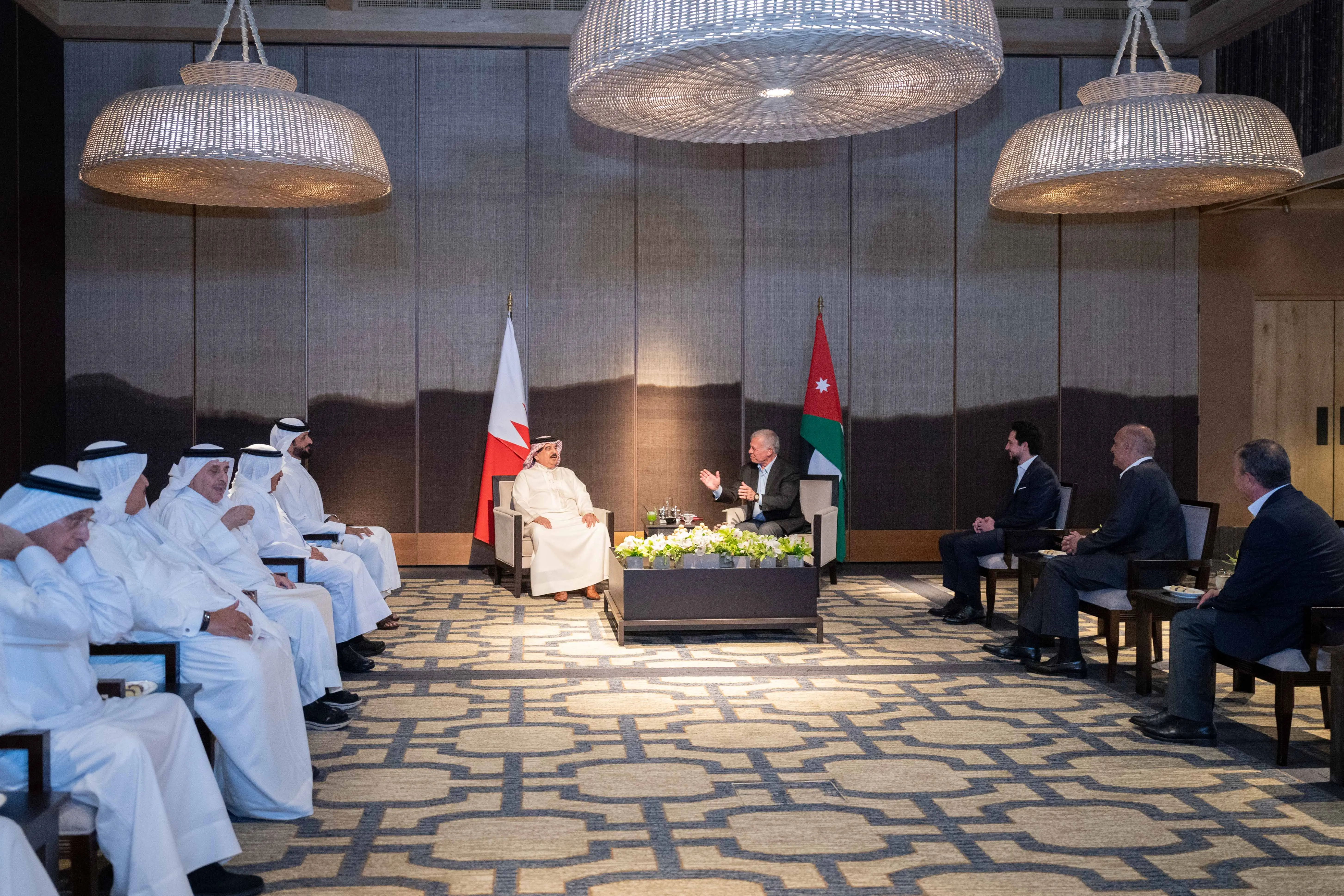 الملك والعاهل البحريني يؤكدان ضرورة إدامة التنسيق العربي