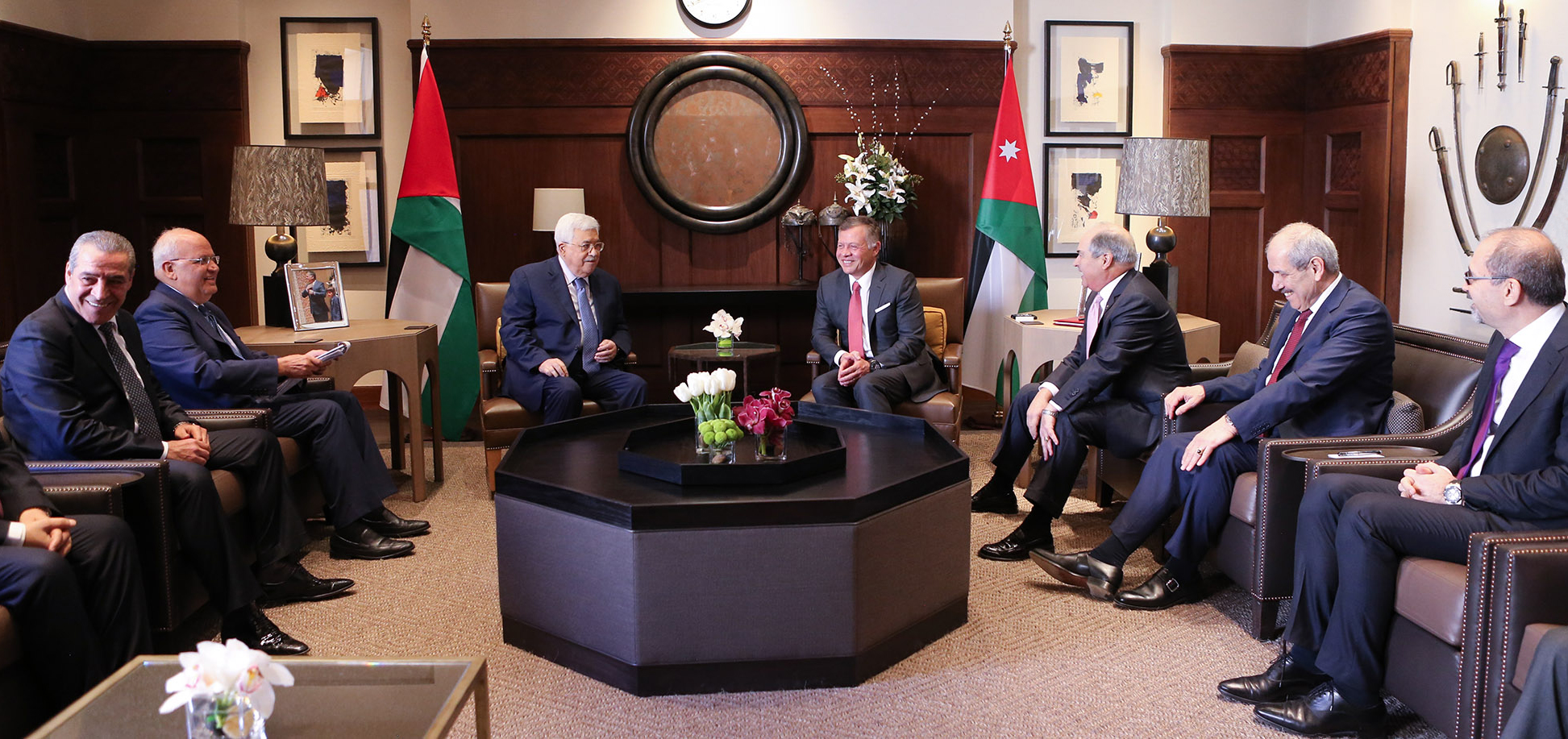 الملك يجري مباحثات مع الرئيس الفلسطيني في قصر الحسينية
